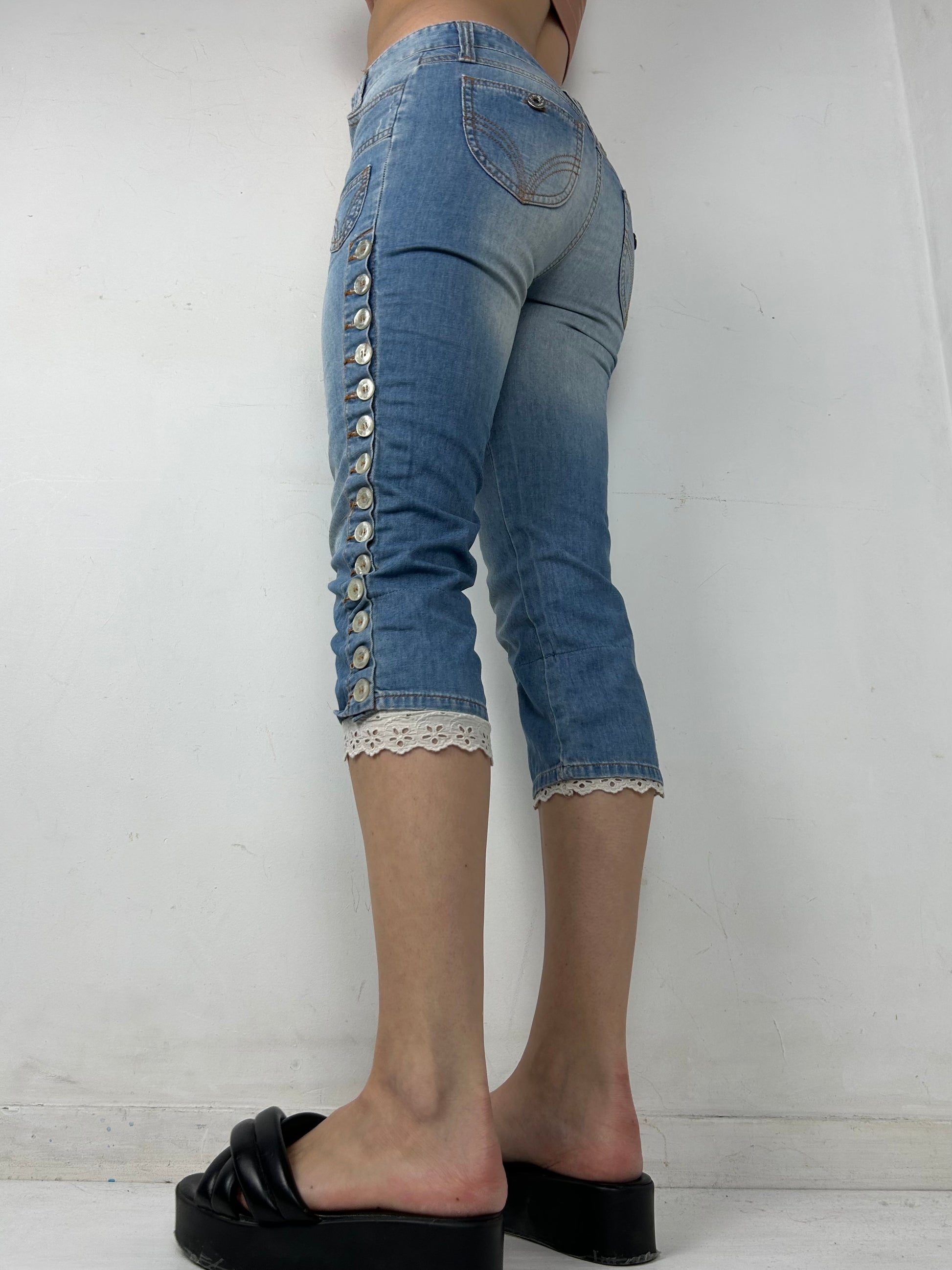 Blue denim low rise capri pants (S)