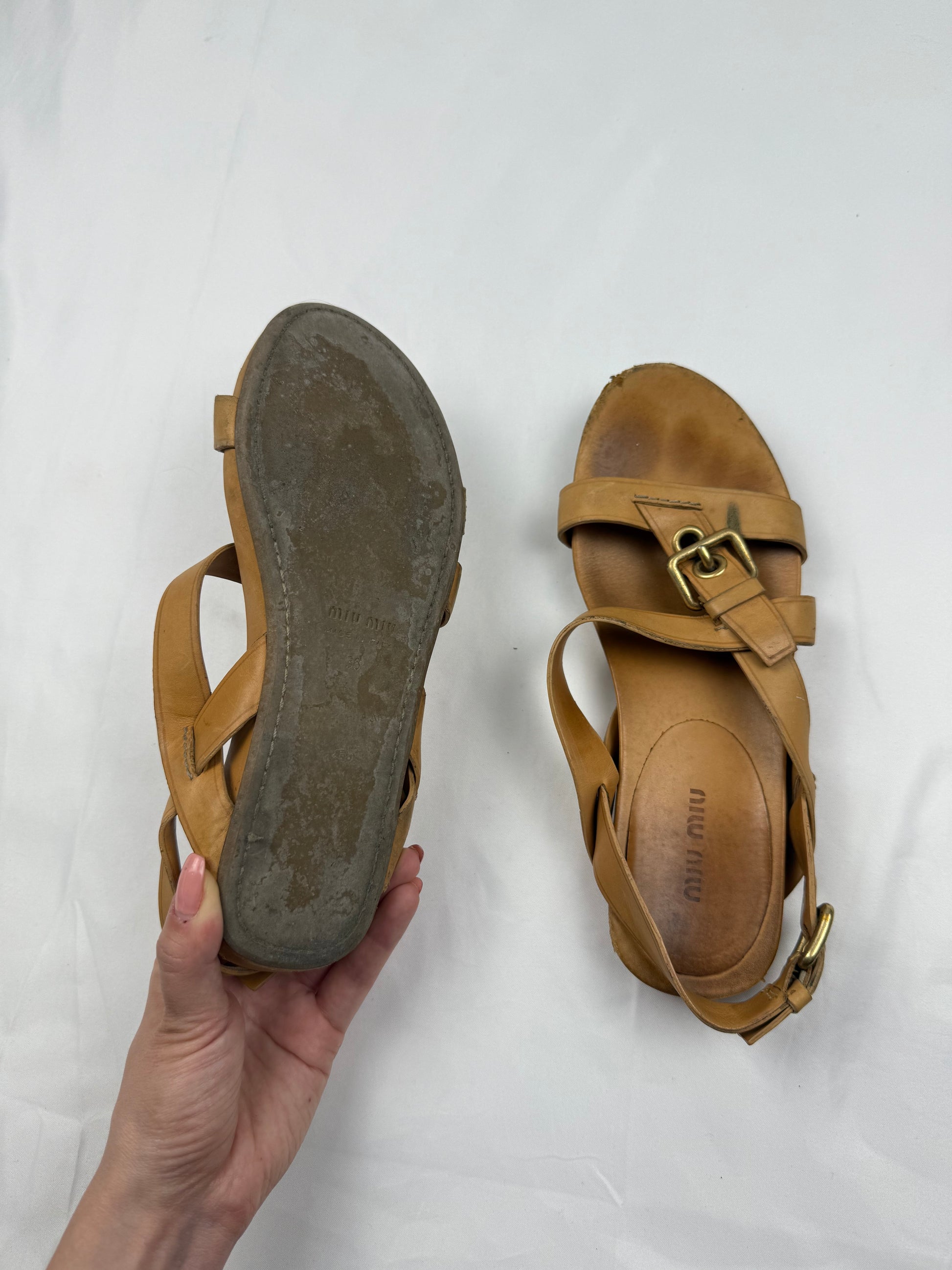 Beige real leather buckle belt sandals (36)