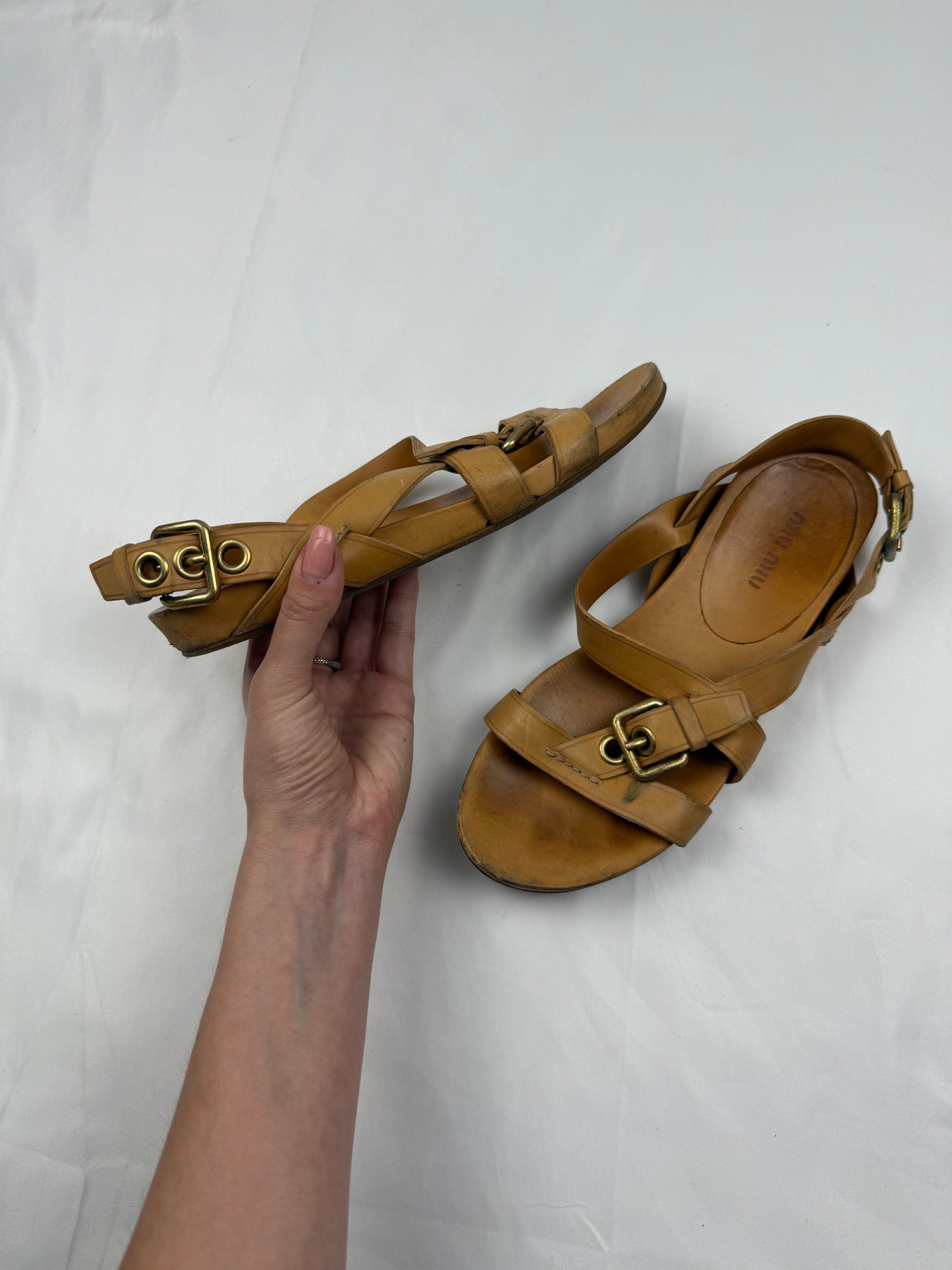 Beige real leather buckle belt sandals (36)