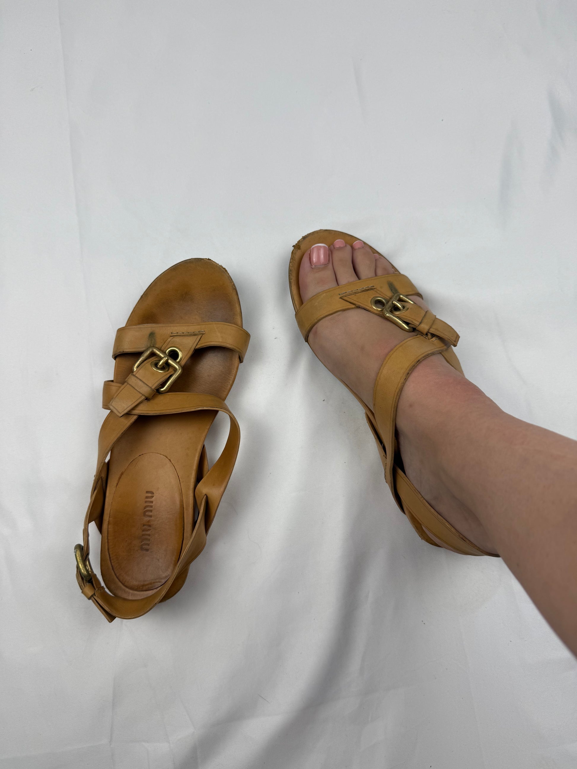 Beige real leather buckle belt sandals (36)