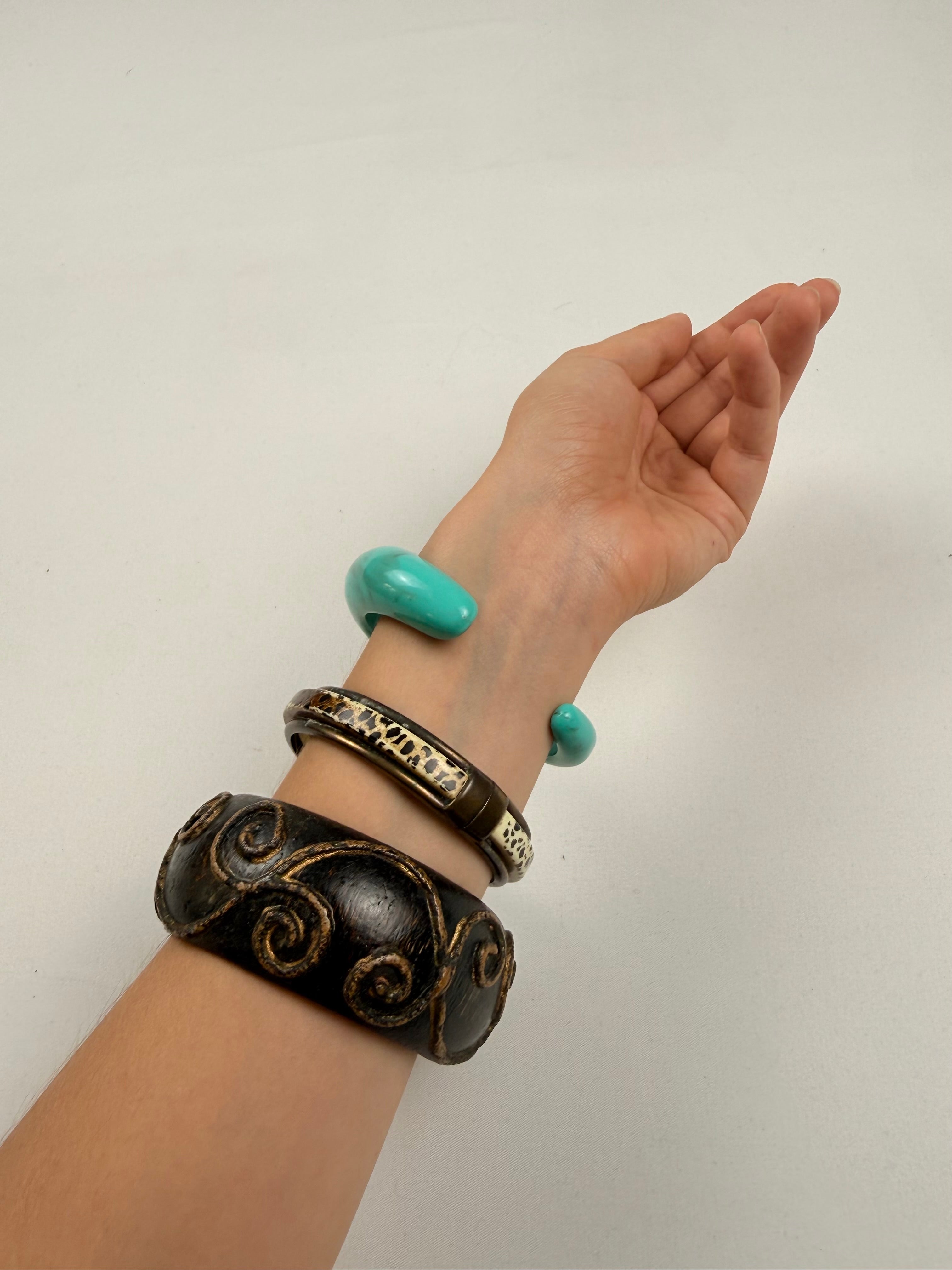 Animal pint beige bangle bracelet