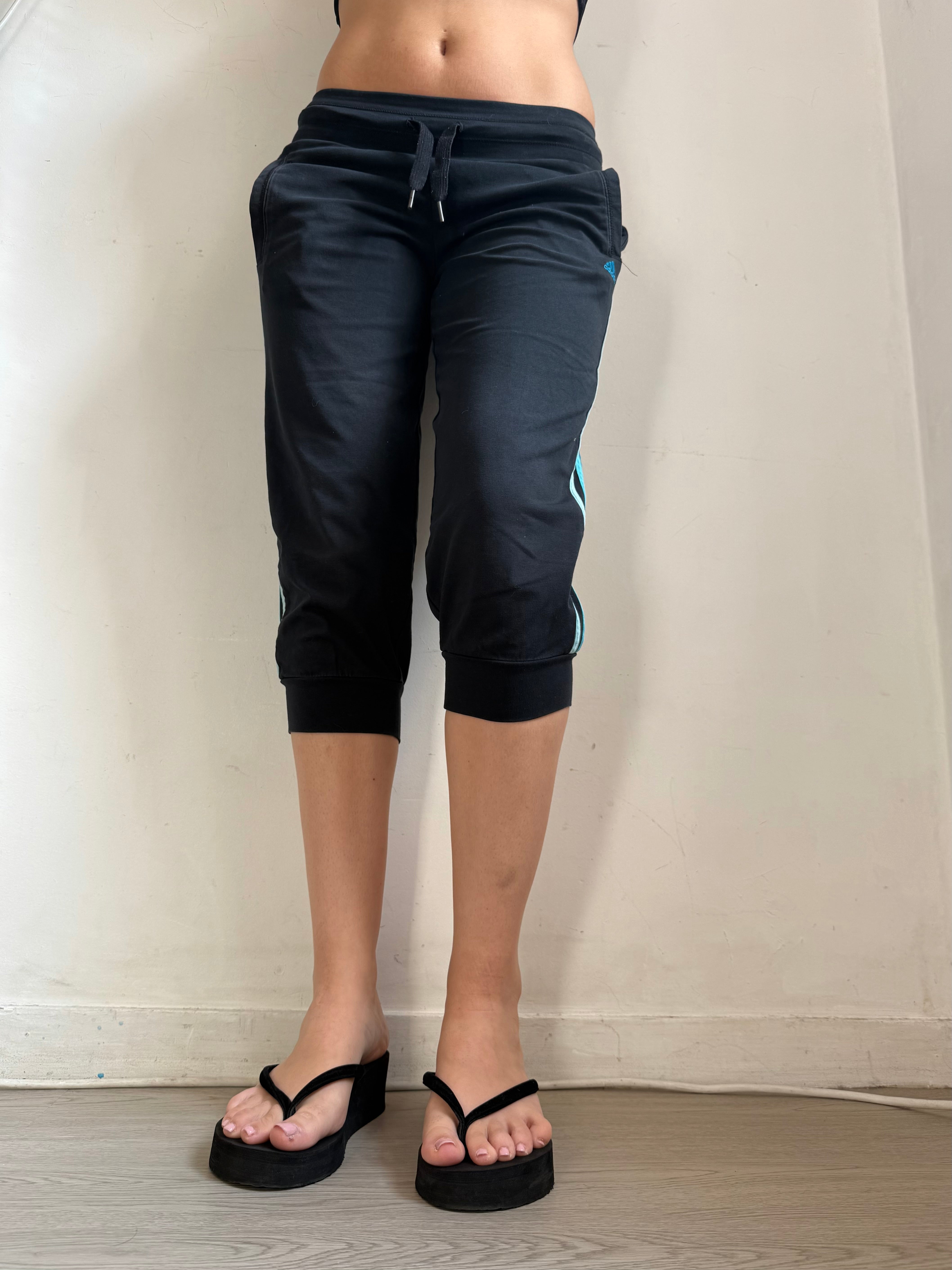 Black & blue activewear capri pants (XS)