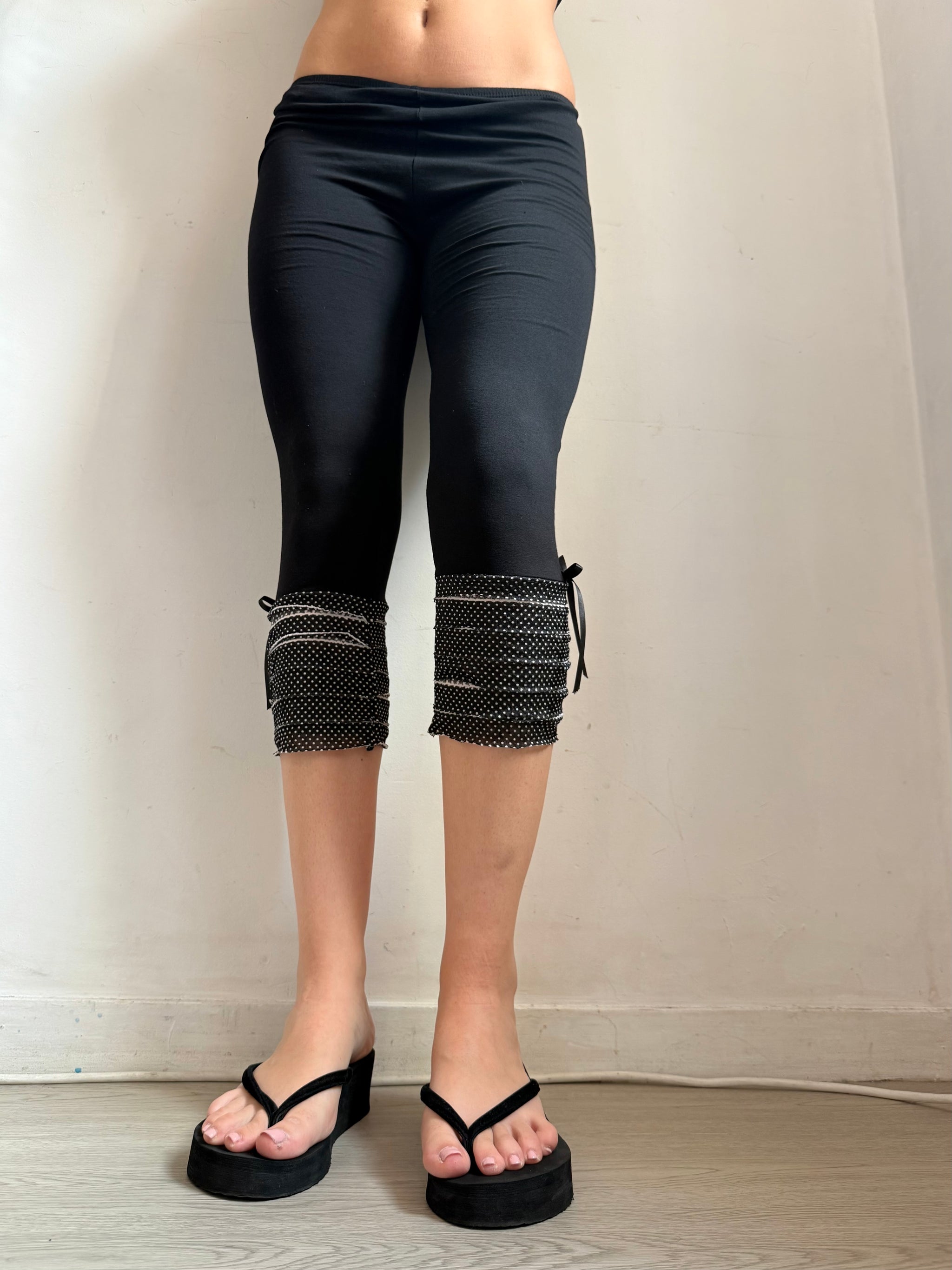 Black stretchy leggings capri pants (M)