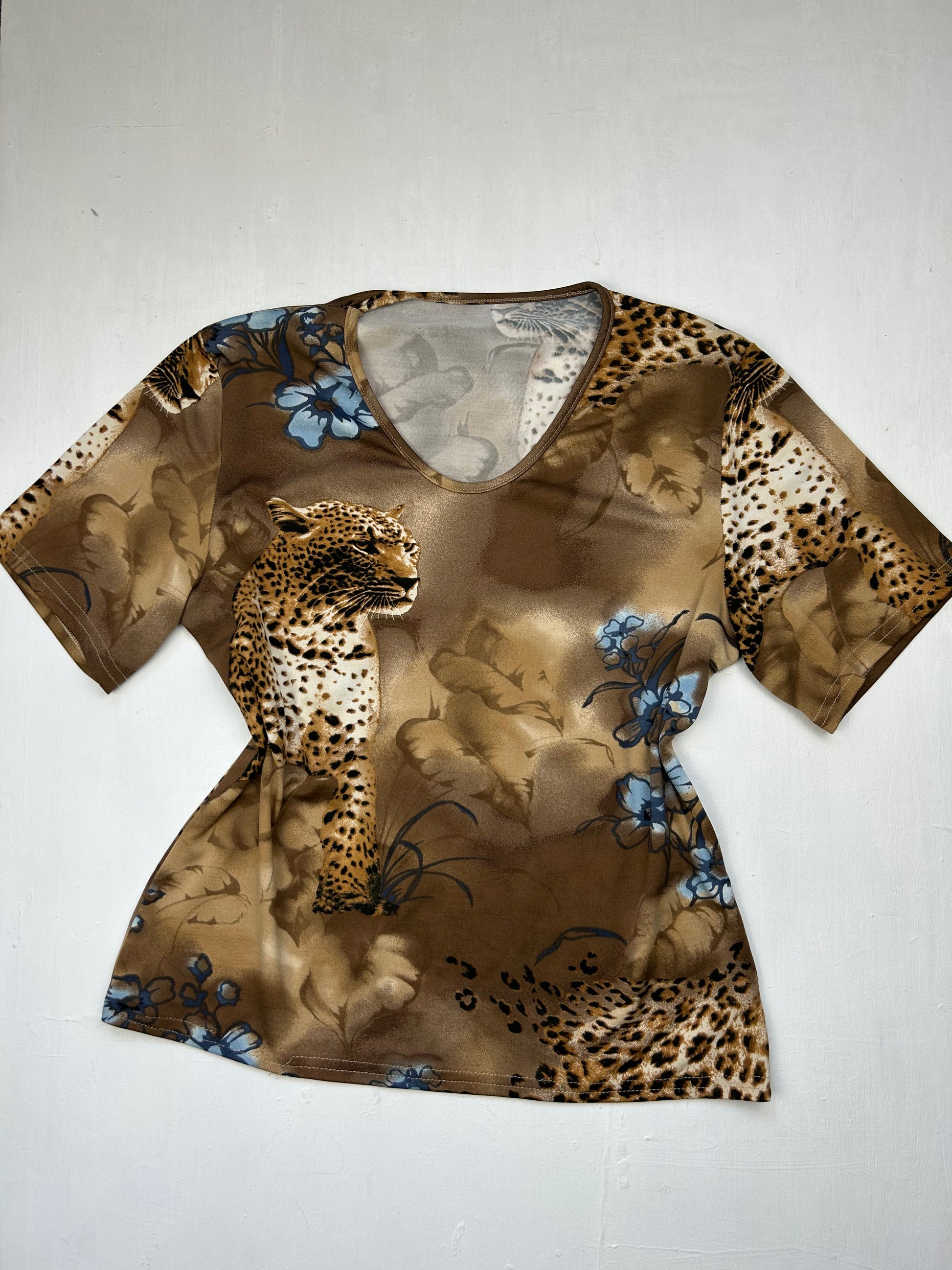 Beige cheetah graphic print  tee (M/L)