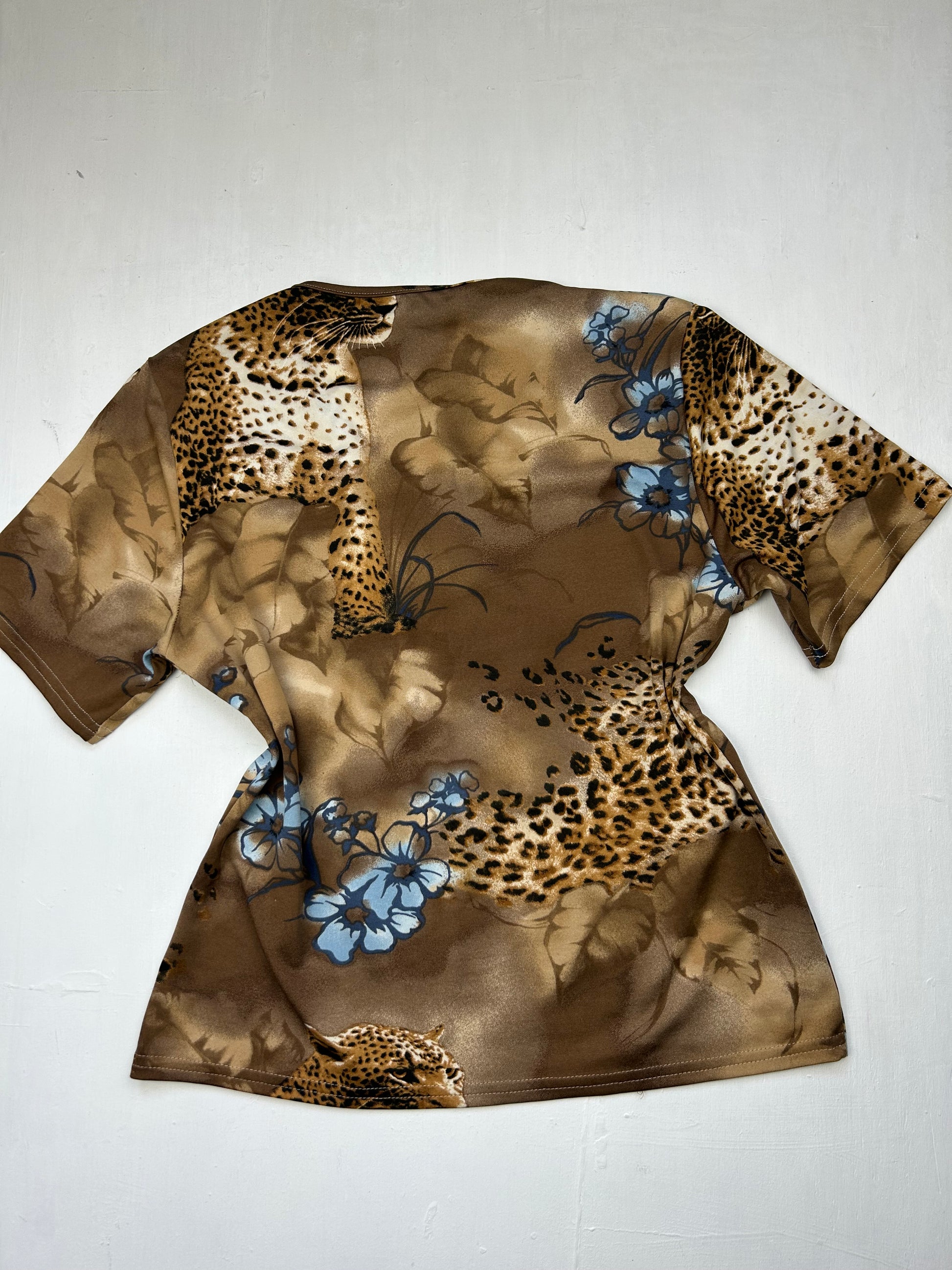 Beige cheetah graphic print  tee (M/L)