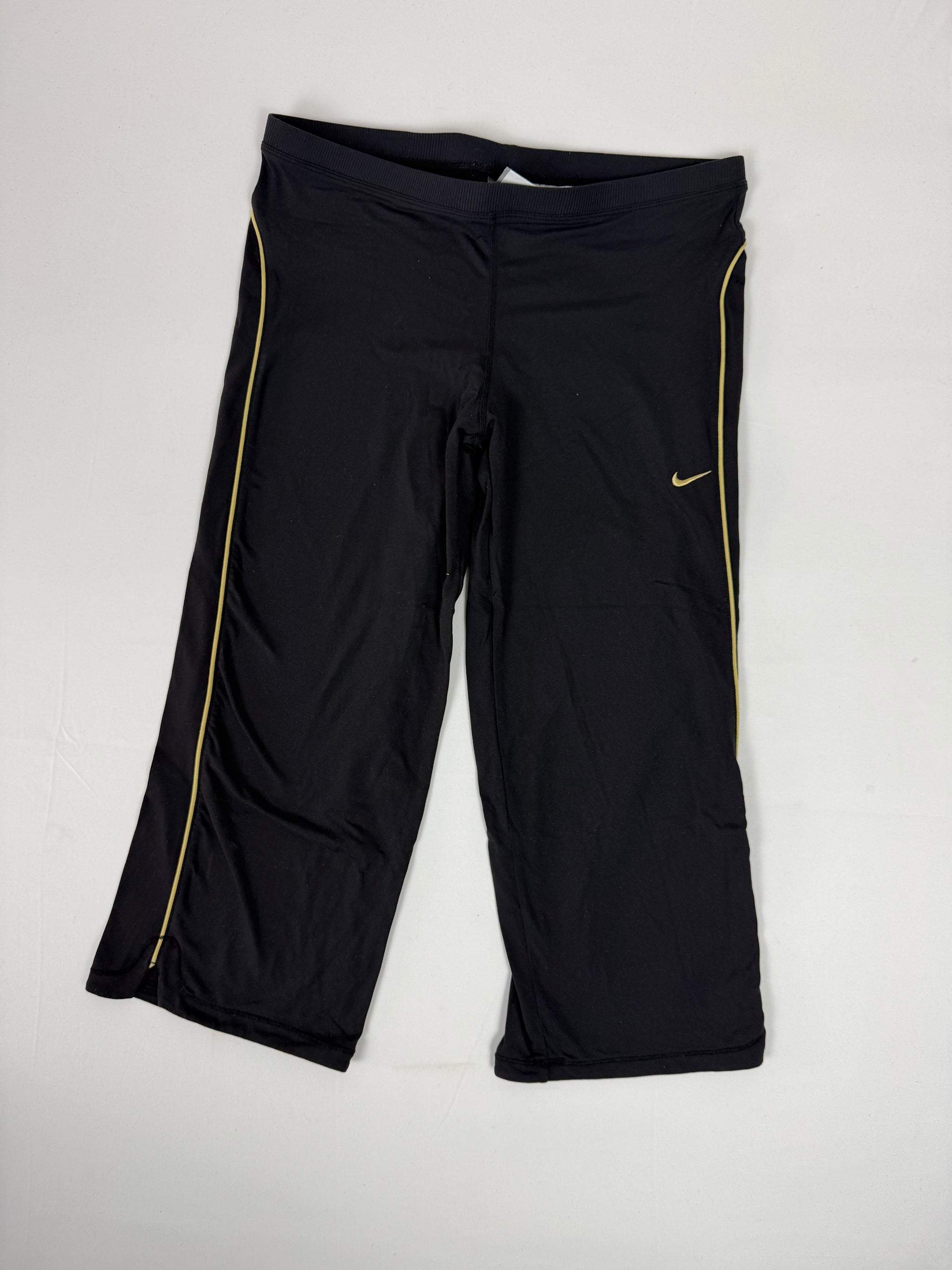 Black stretchy activewear capri pants (M)