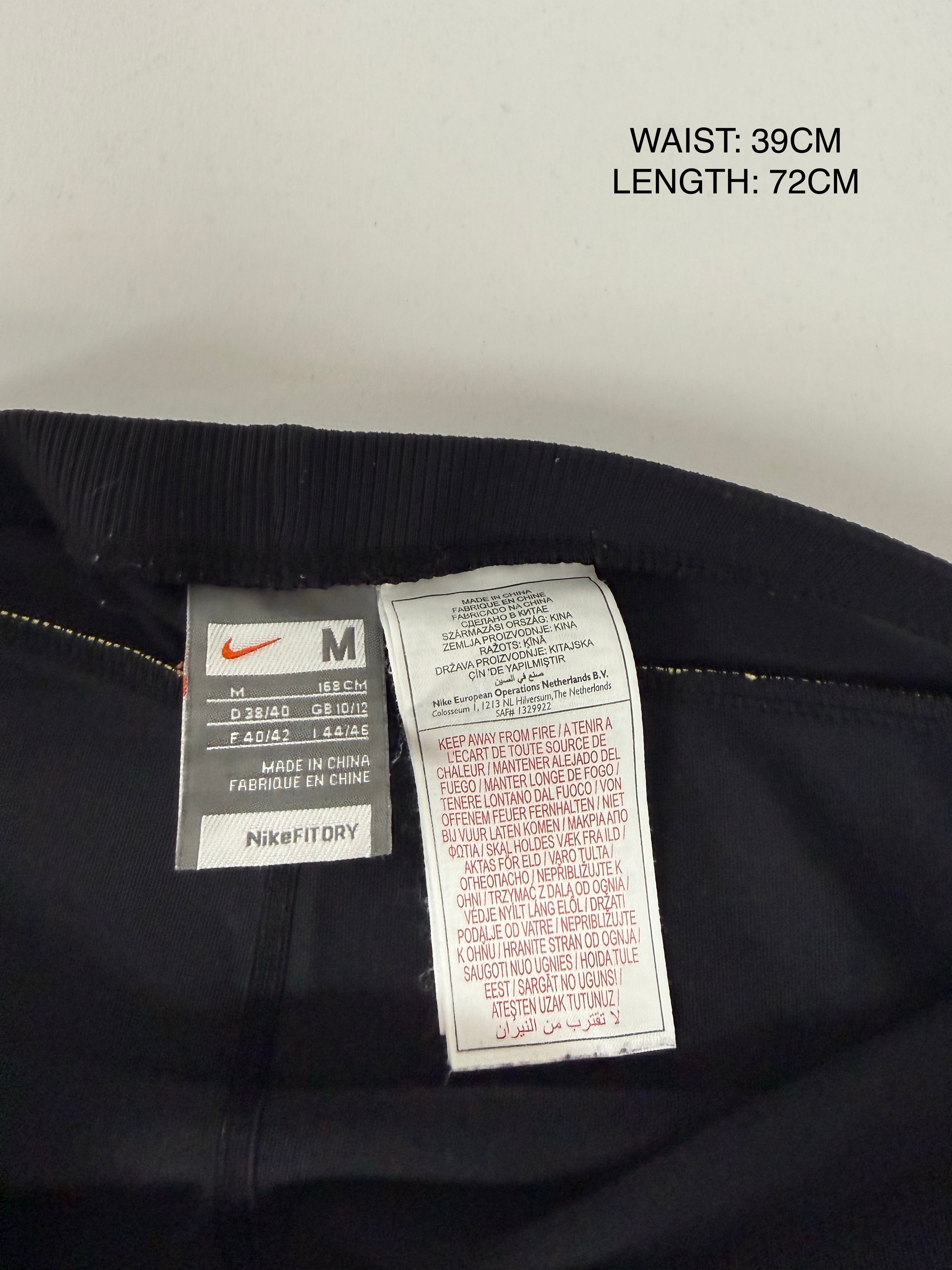 Black stretchy activewear capri pants (M)