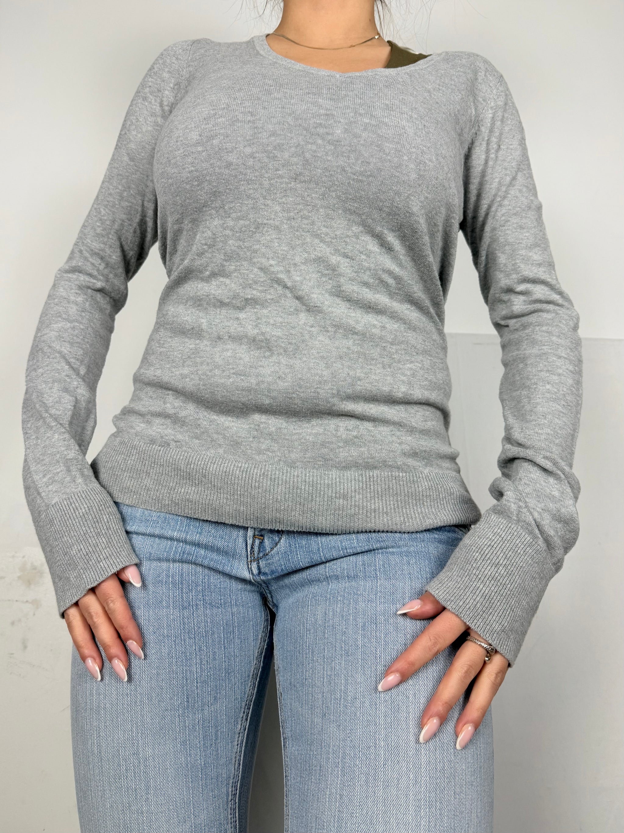 Grey V neck jumper (M)
