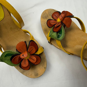Yellow flower appliqué clogs wedge heels (39)