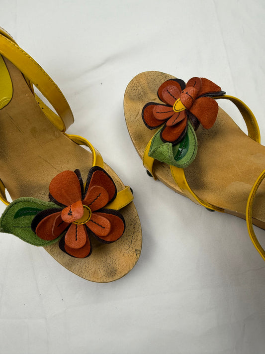 Yellow flower appliqué clogs wedge heels (39)