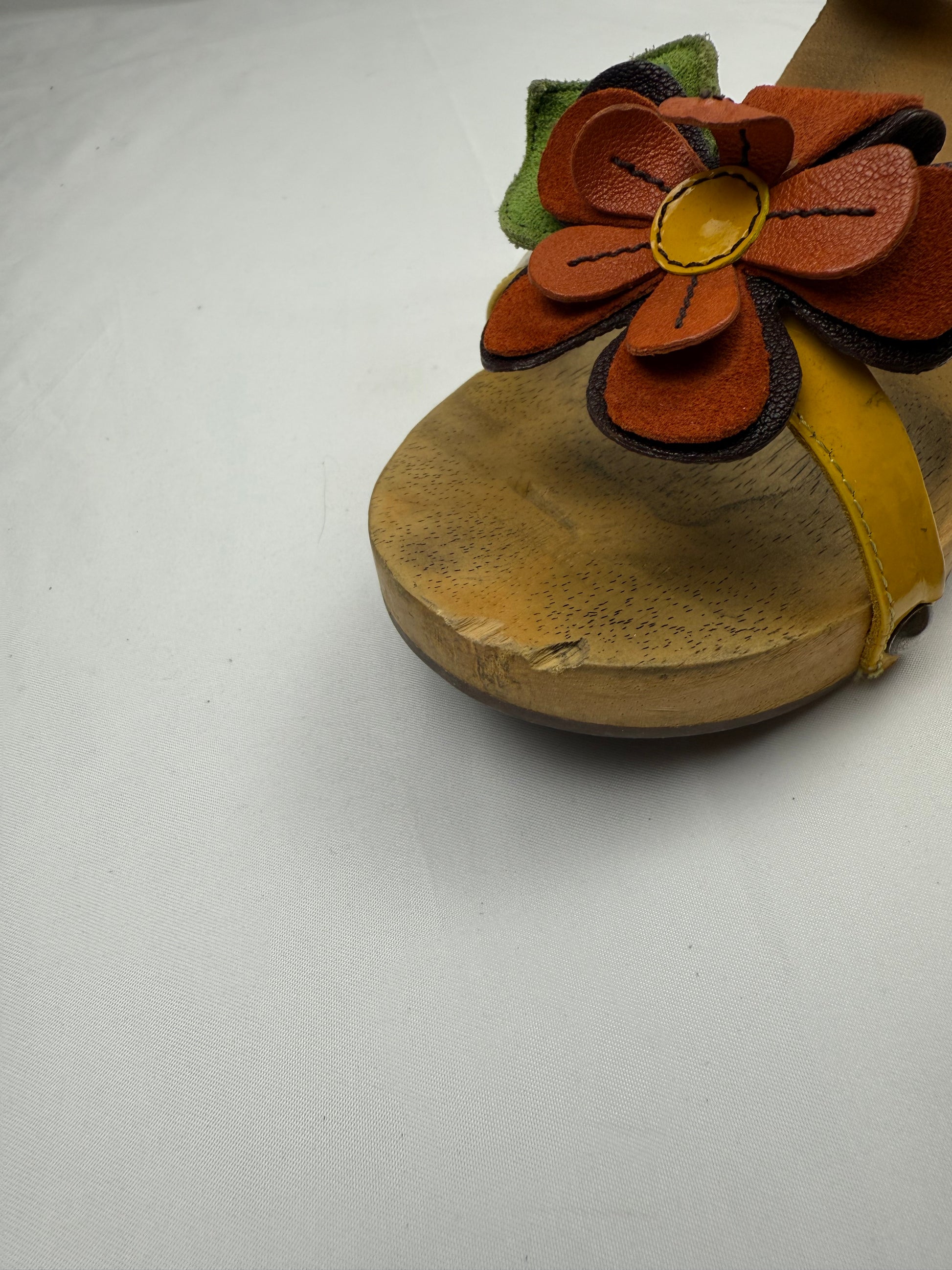 Yellow flower appliqué clogs wedge heels (39)