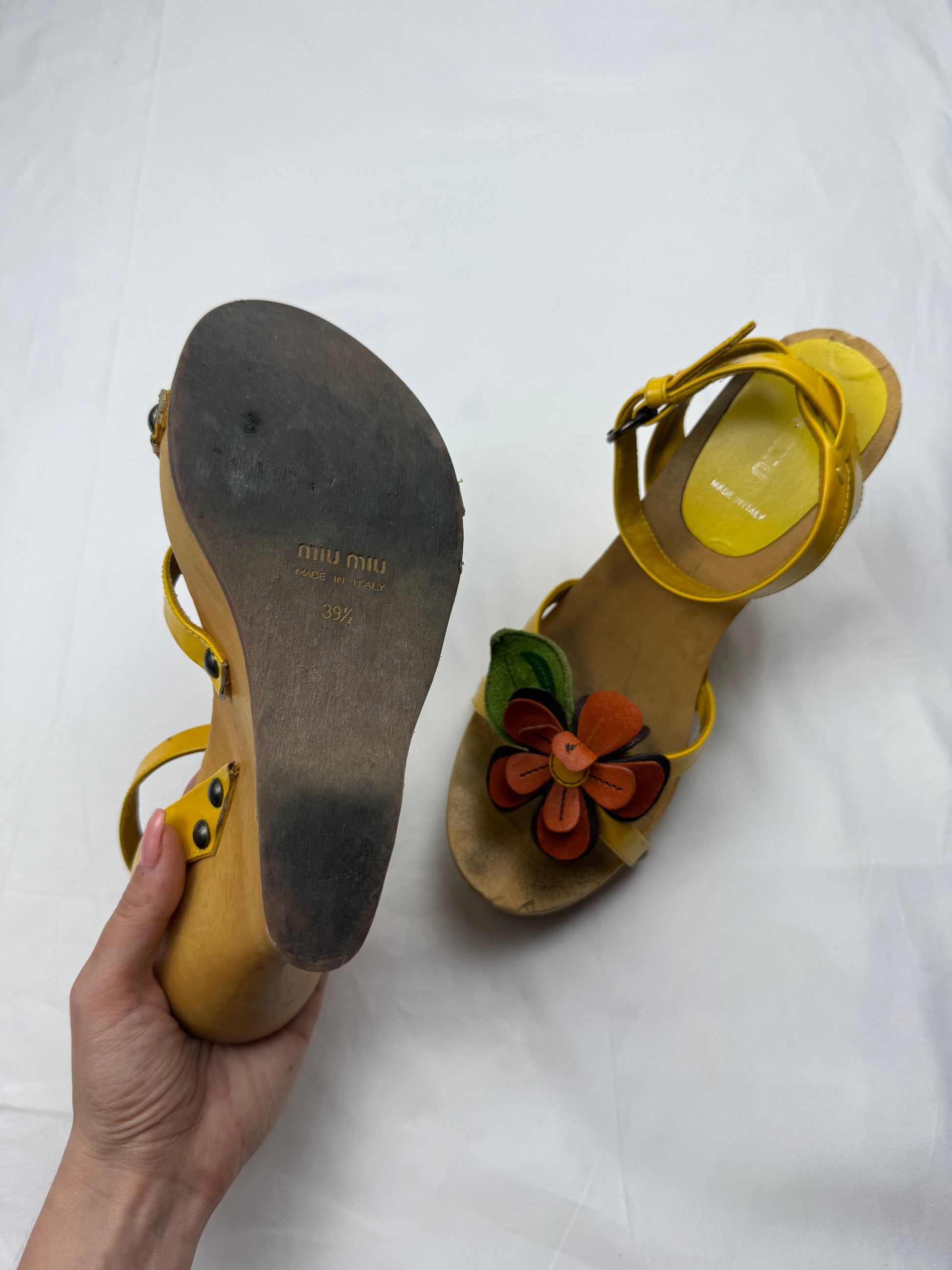 Yellow flower appliqué clogs wedge heels (39)