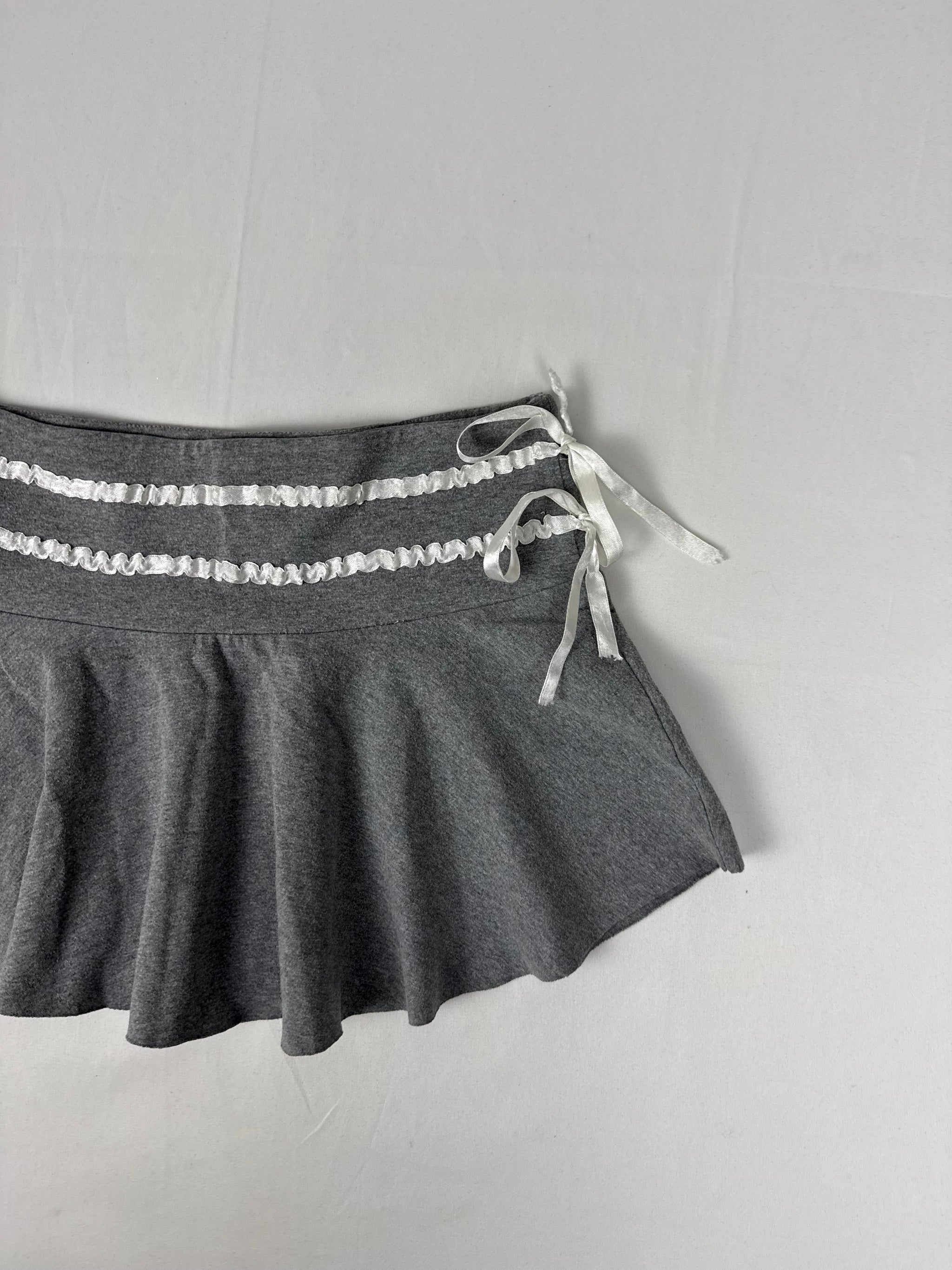 Grey coquette pleated low rise mini skirt (S/M)