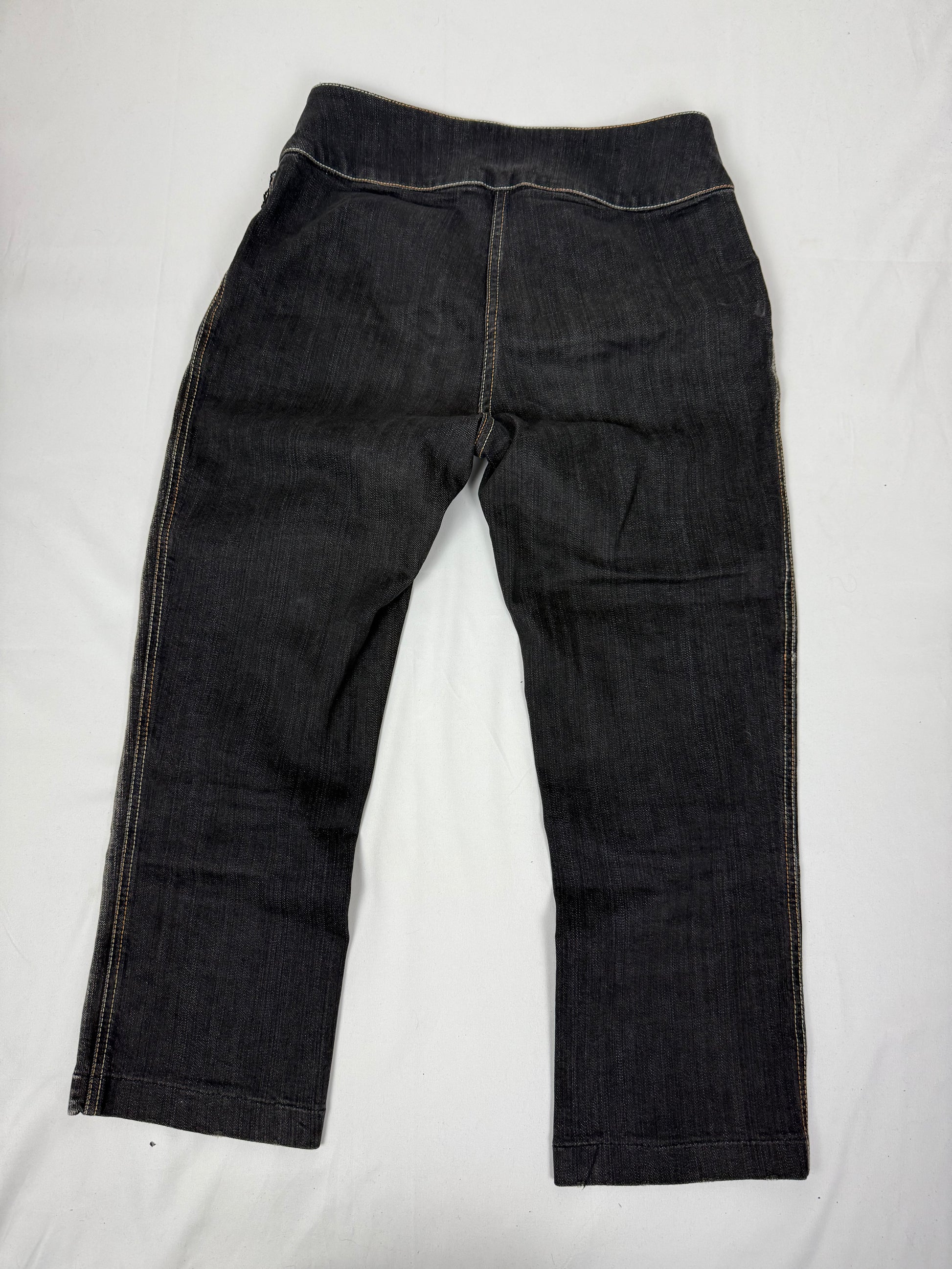 Black denim low rise capri pants (M)
