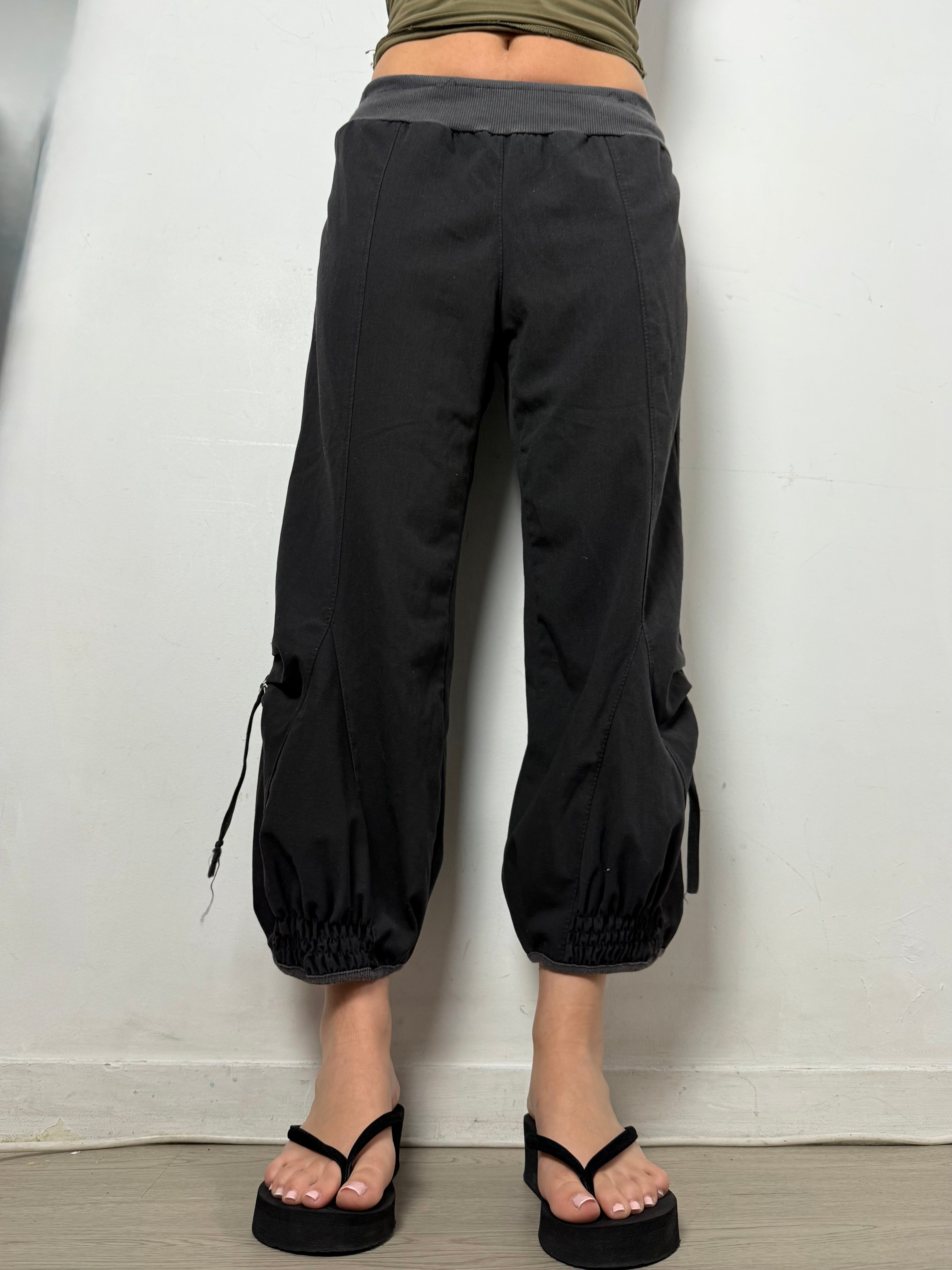 Black stretchy capri pants (S/M)