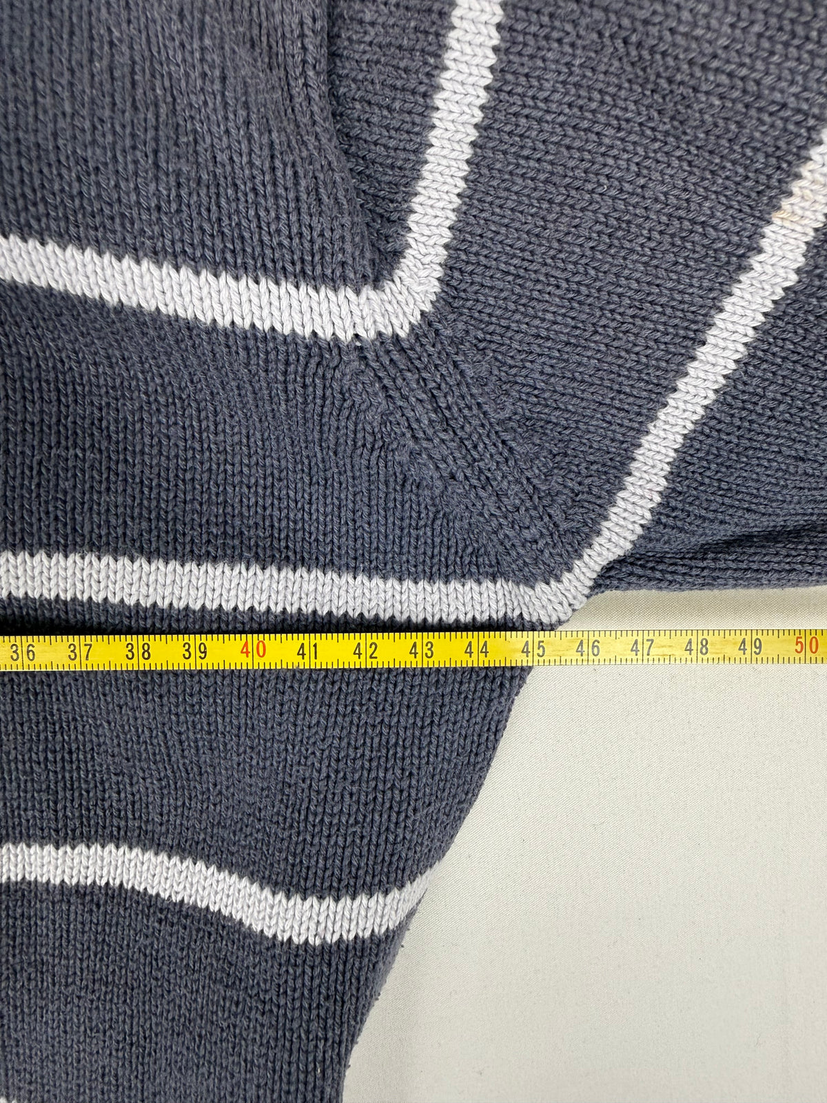 Mini-robe en maille grise à manches courtes avec nouage (S)