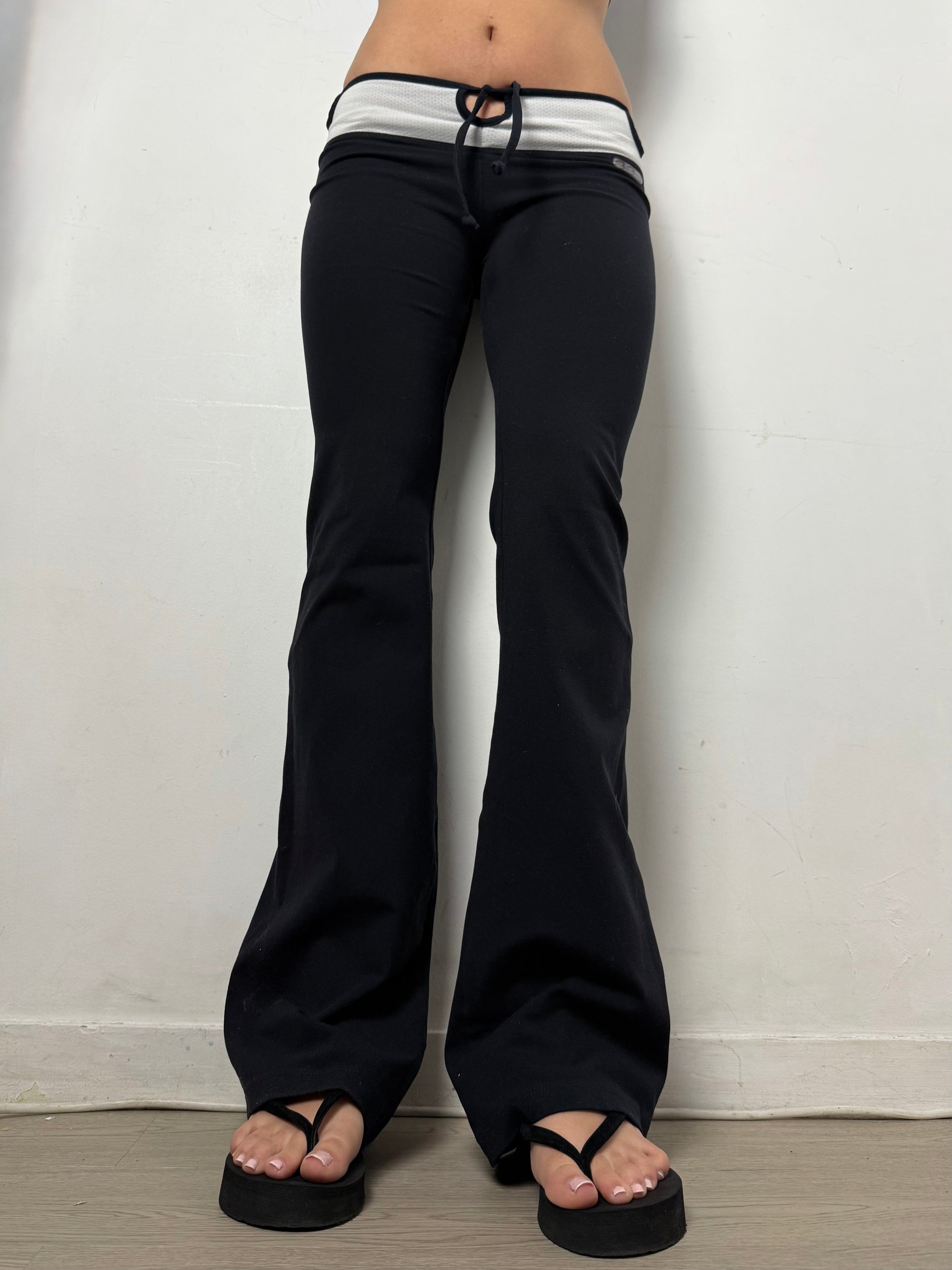 Black stretchy activewear flare pants (S)