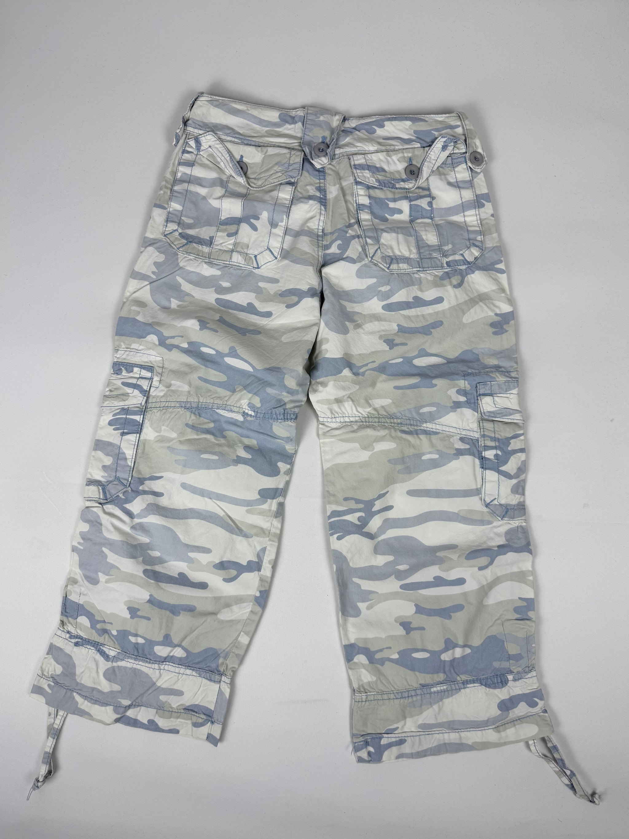 Blue camo print cargo capri pants (XS)