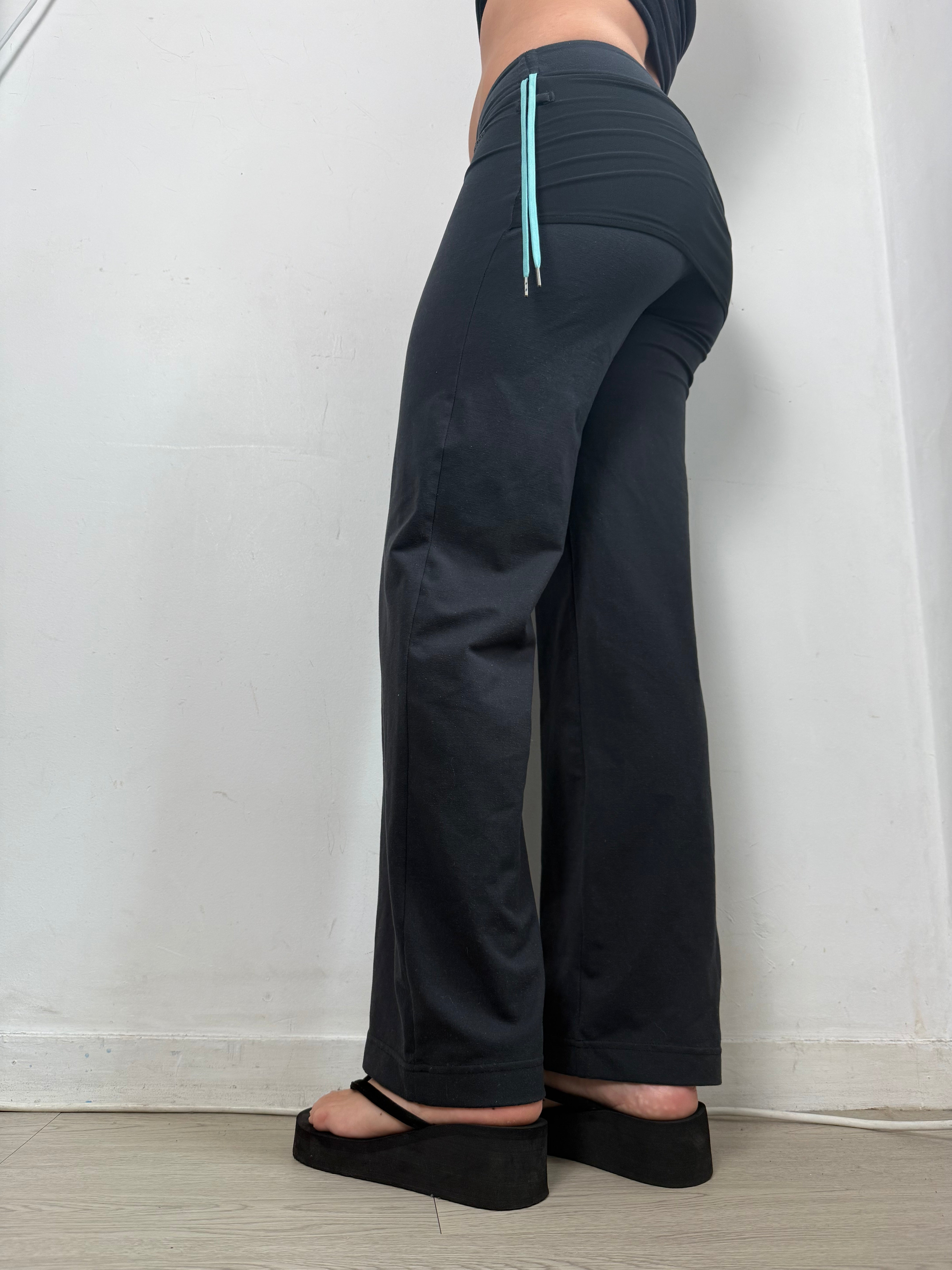 Black low rise activewear pants (XS)