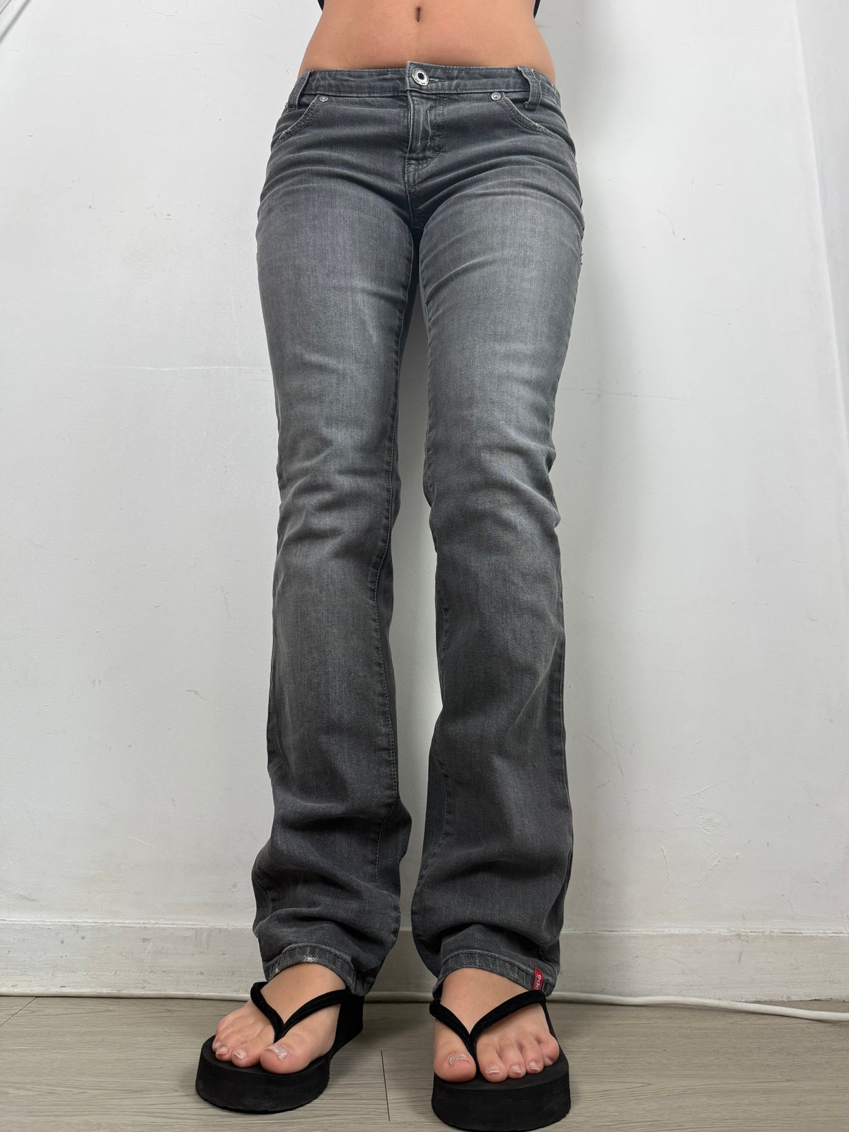 Grey denim low rise straight legs pants (M)