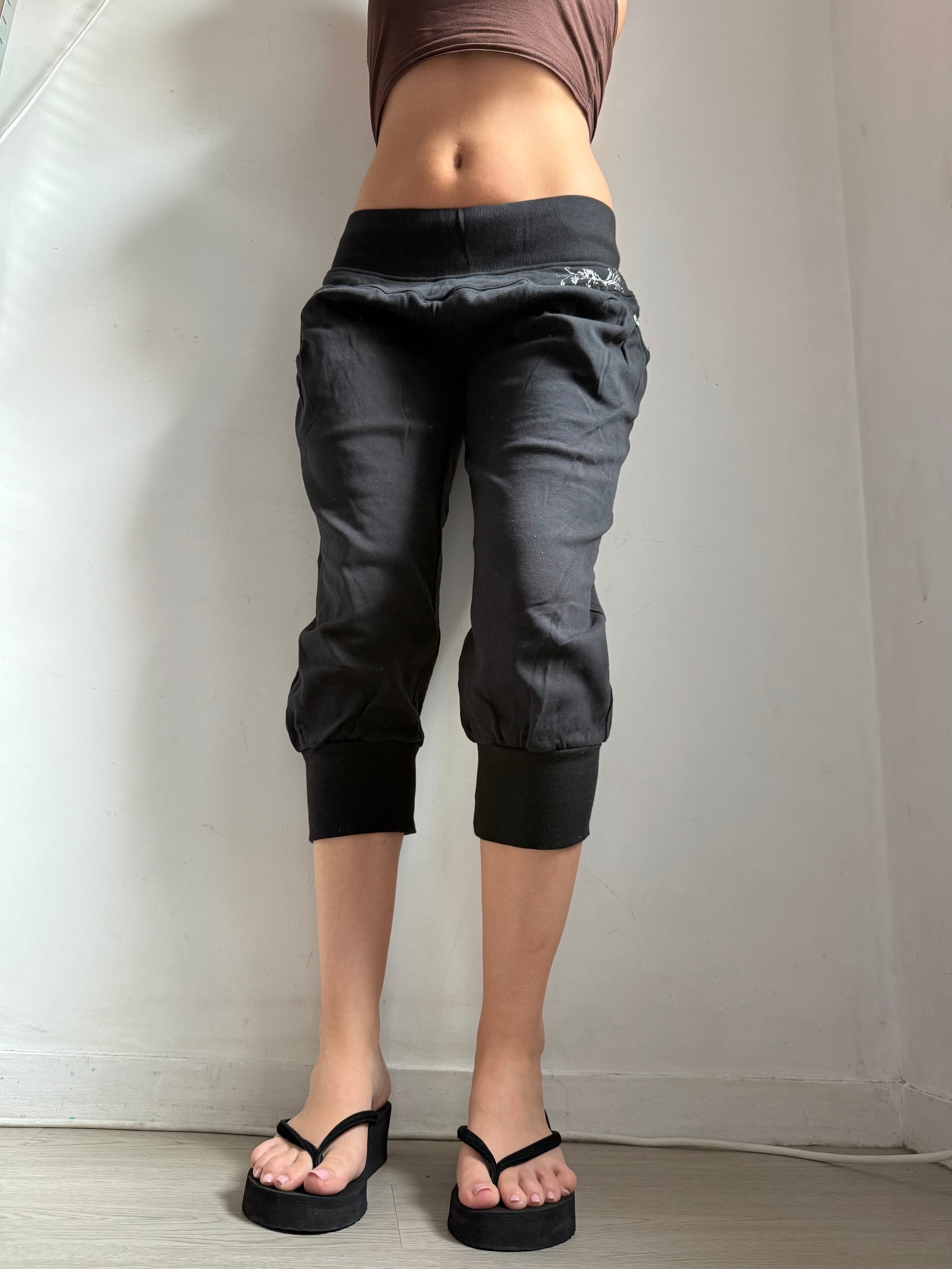 Black cotton capri pants (M)