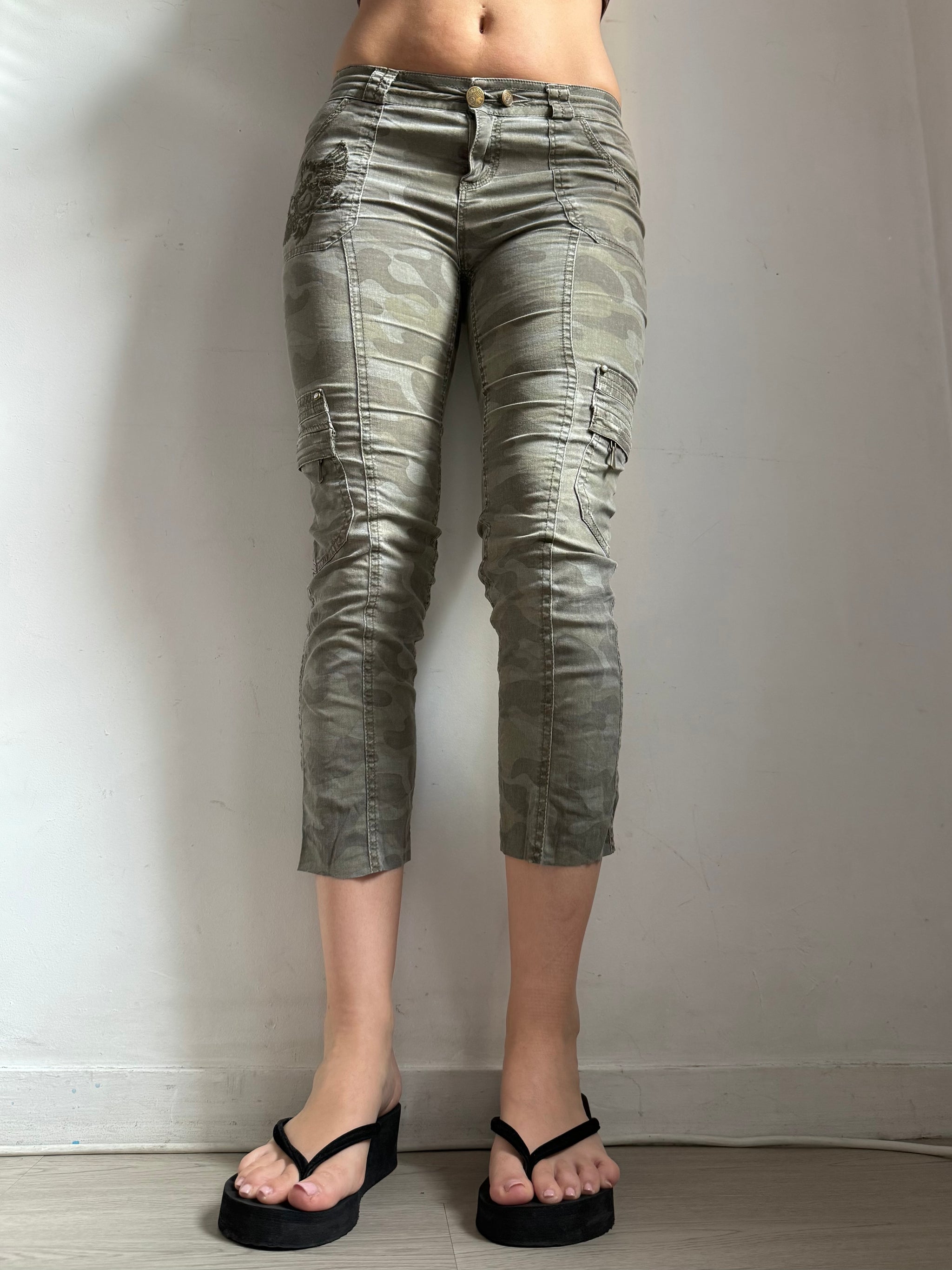 Khaki camo denim capri pants (S)