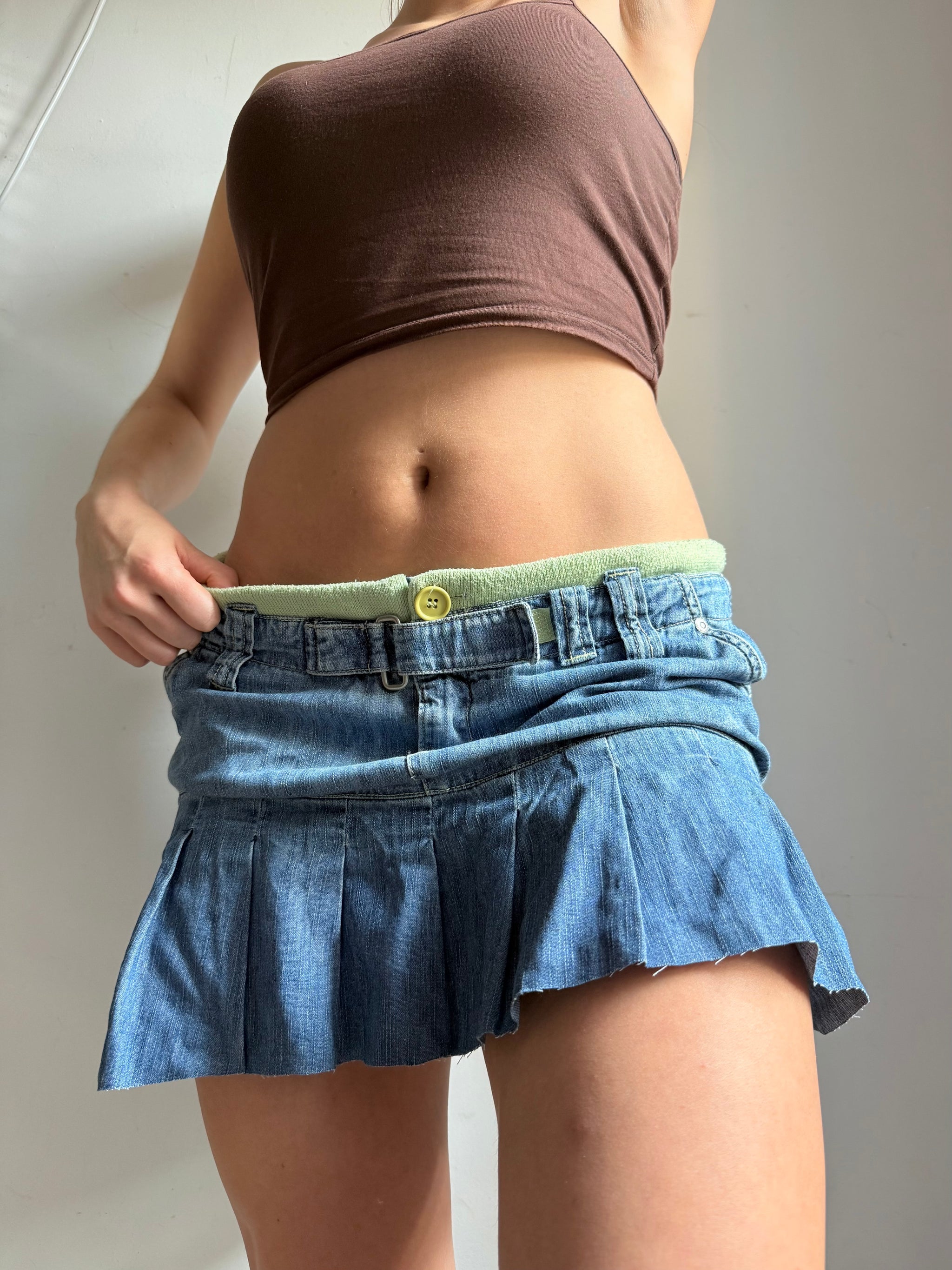 Denim low rise mini pleated skirt (L)