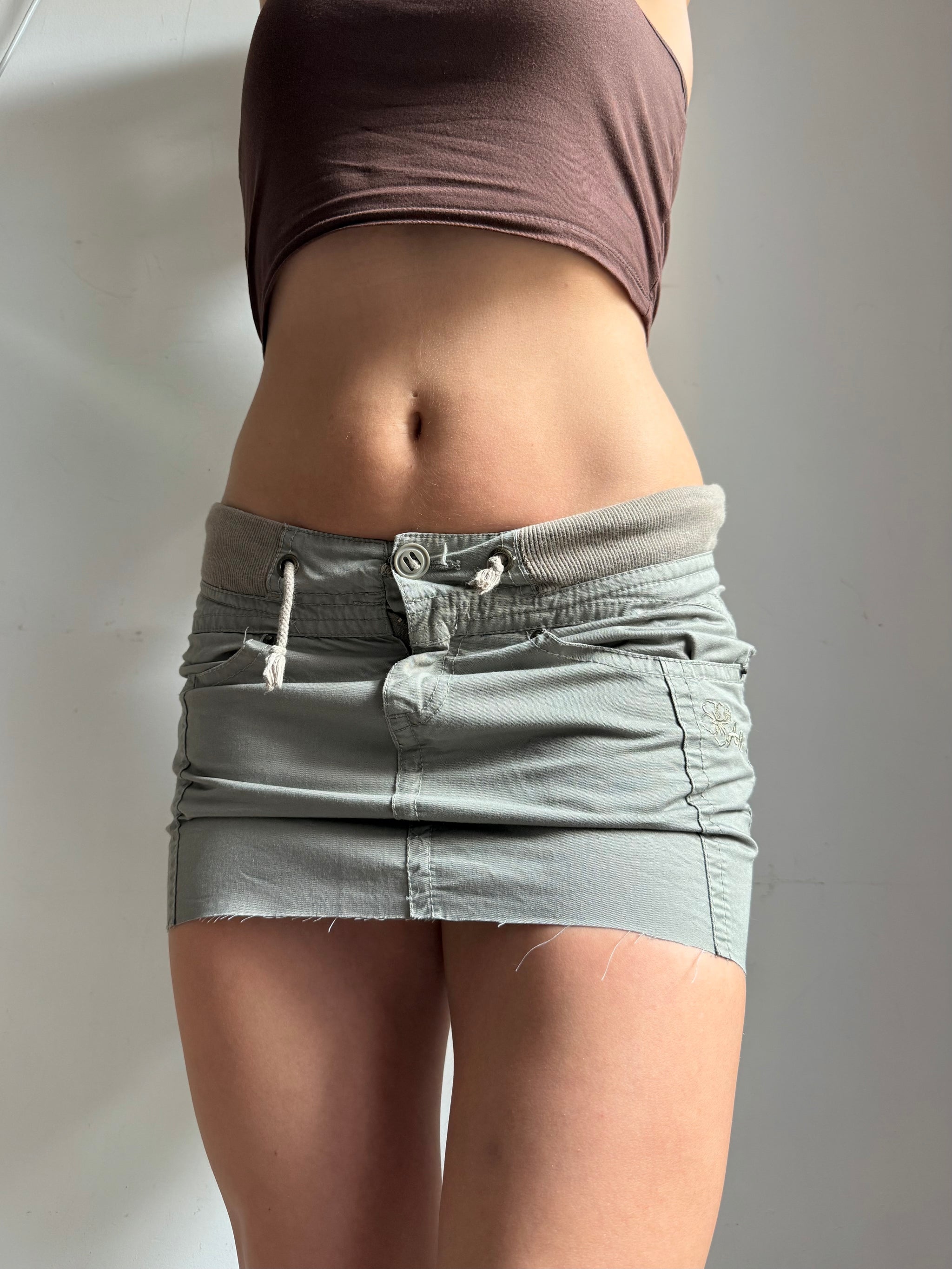 Khaki utility low rise mini skirt (S)