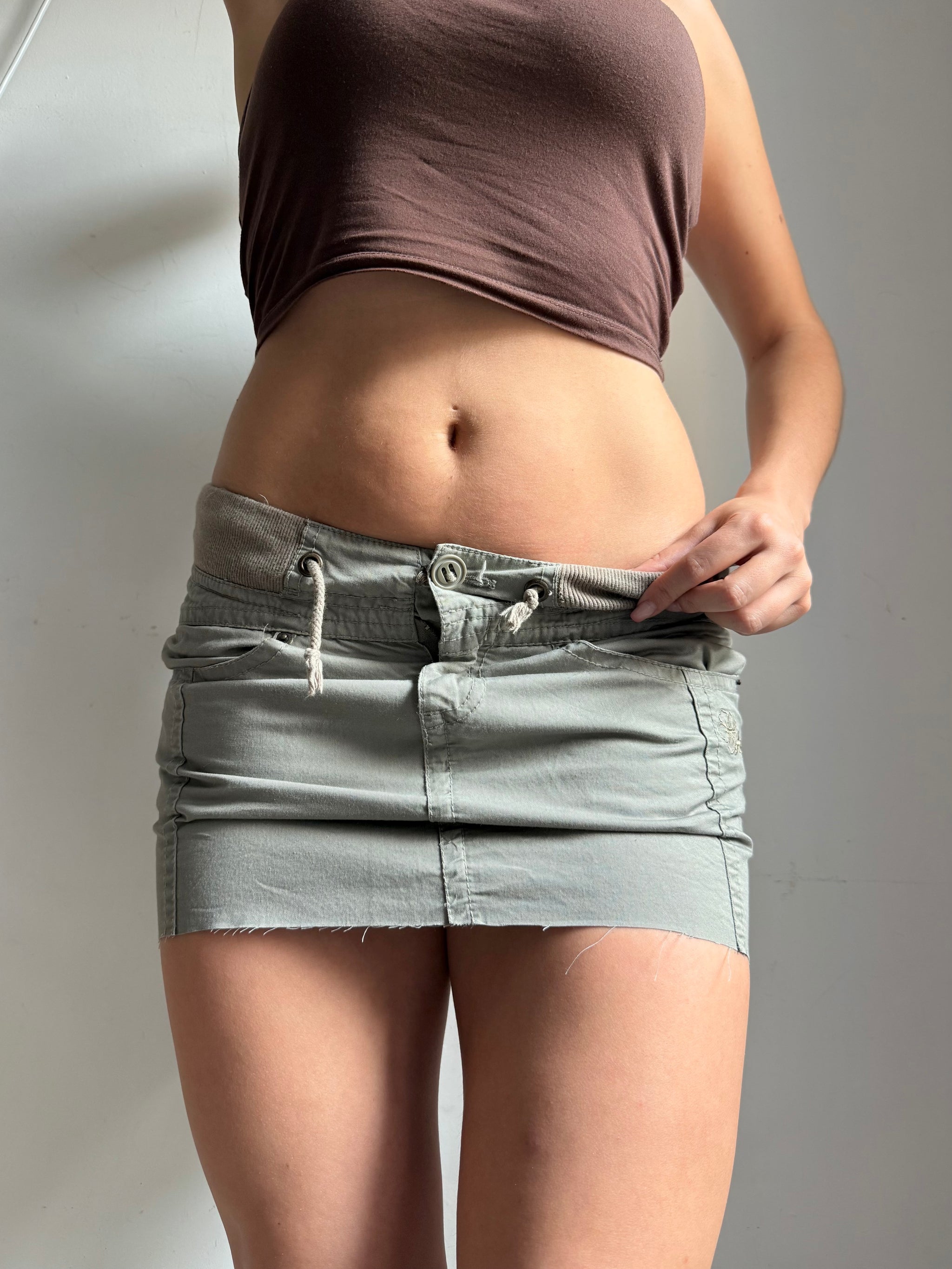 Khaki utility low rise mini skirt (S)