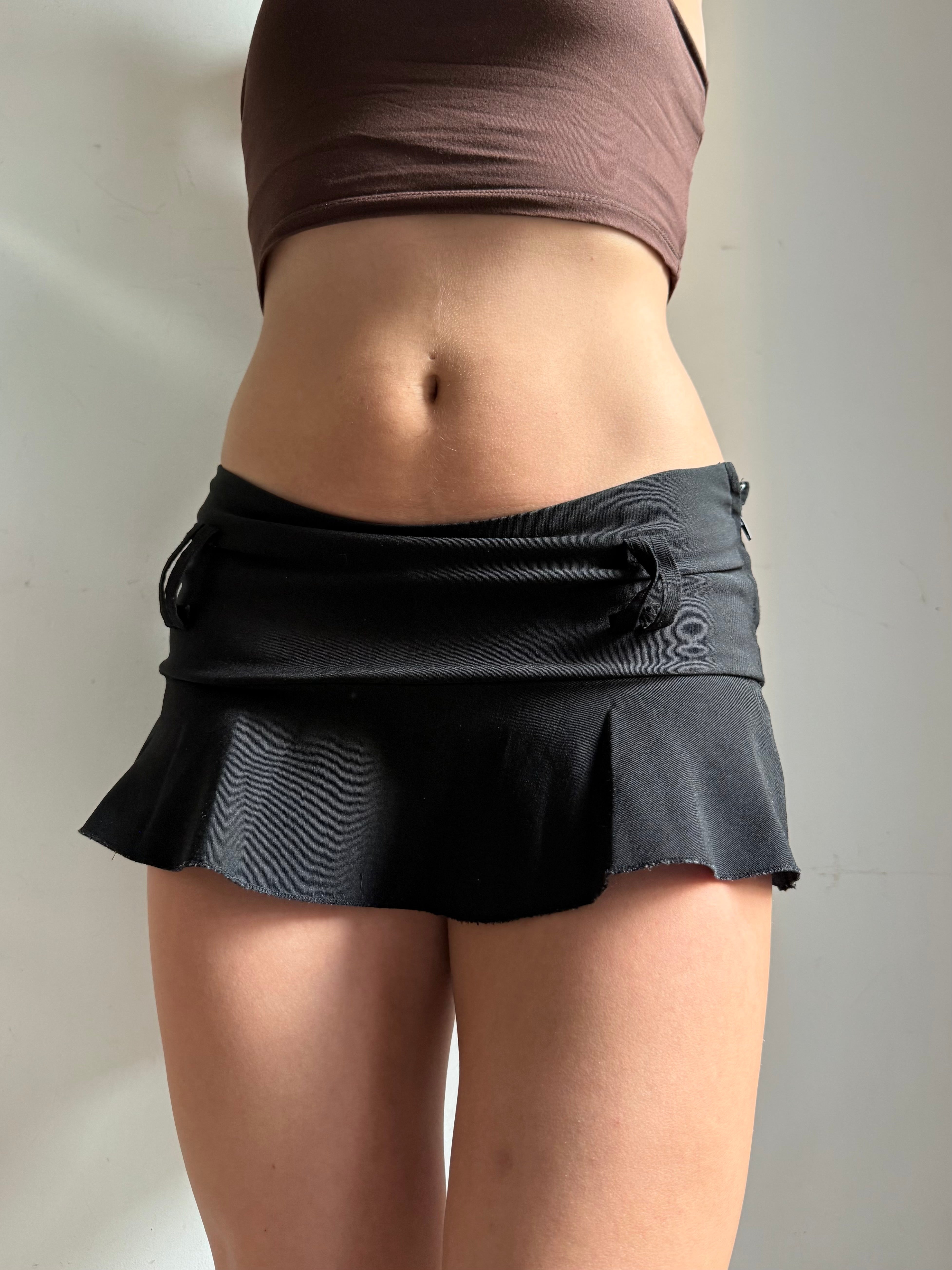 Black pleated low rise mini skirt (M)