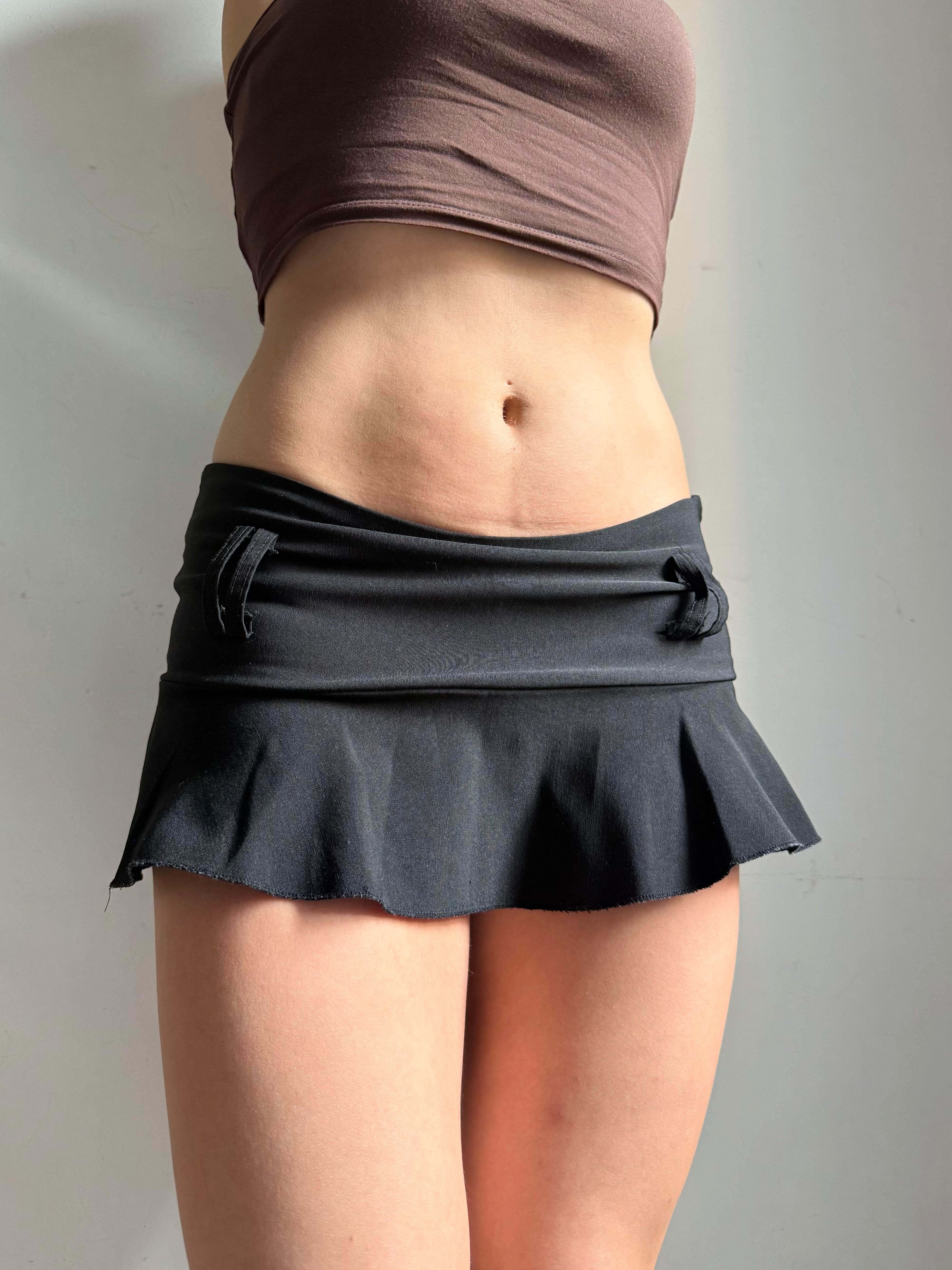 Black pleated low rise mini skirt (M)