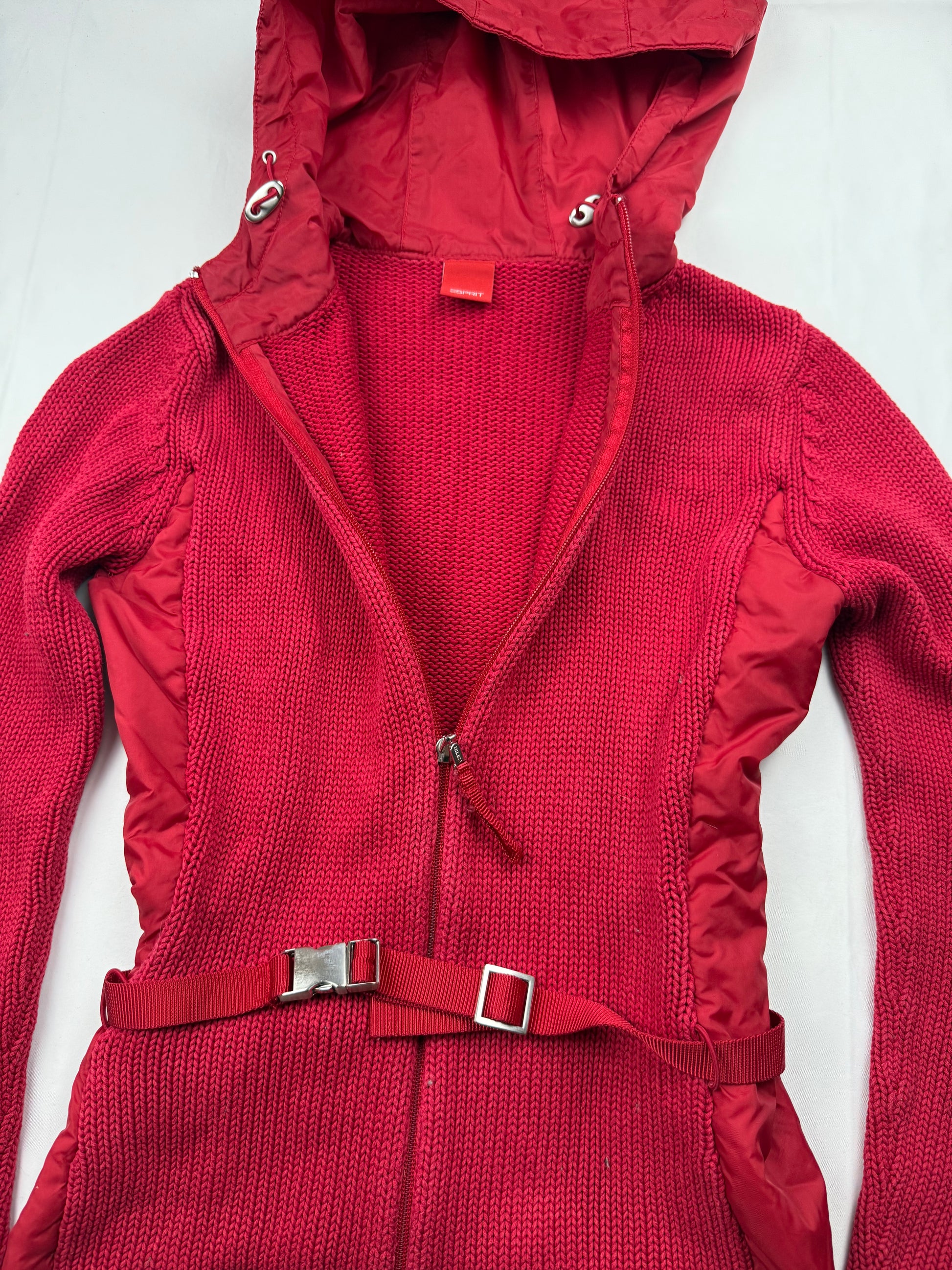 Red knitted tight fit hooded jumper with belt (S)