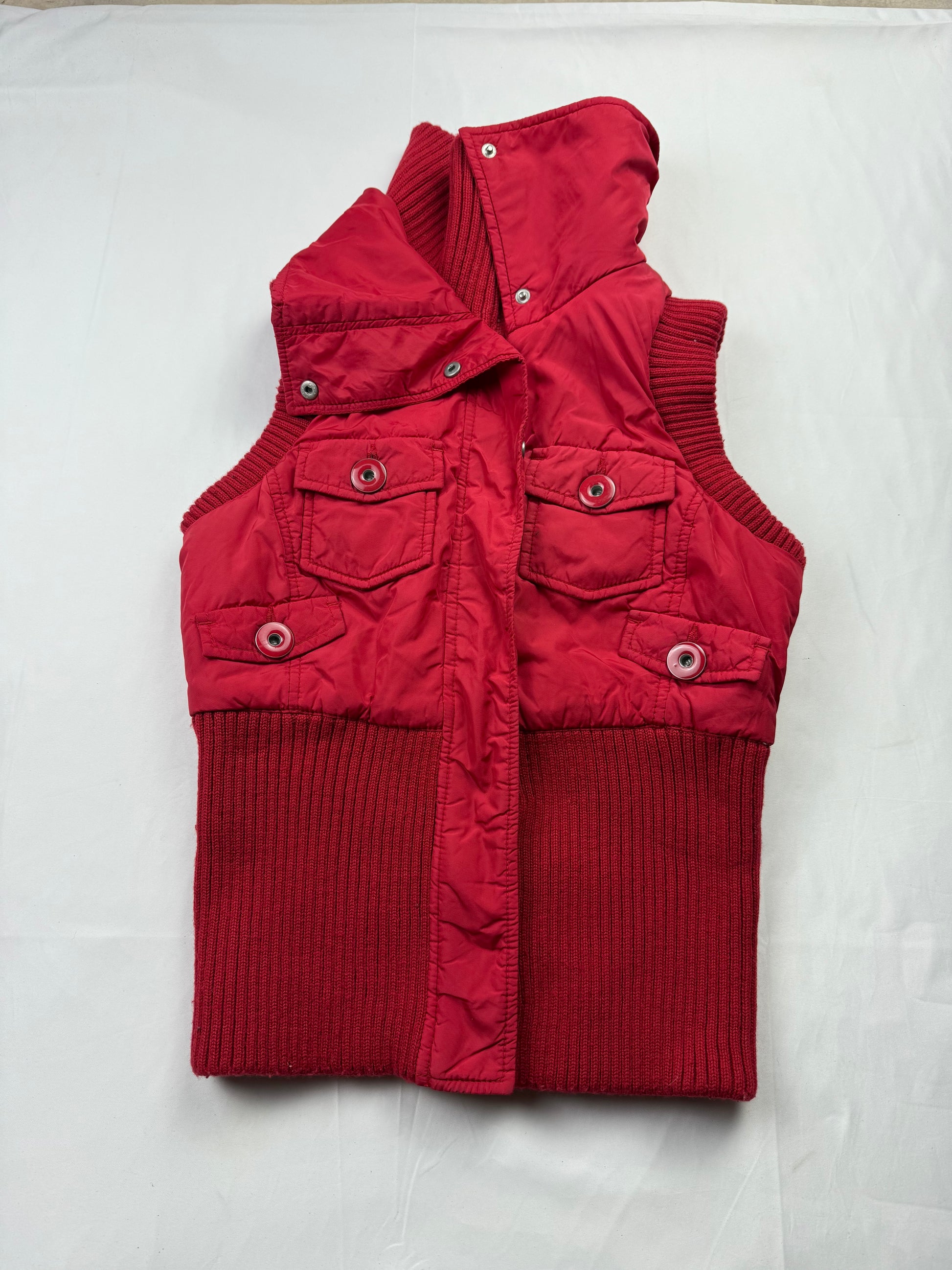 Red puffer tight fit sleeveless jacket (S)