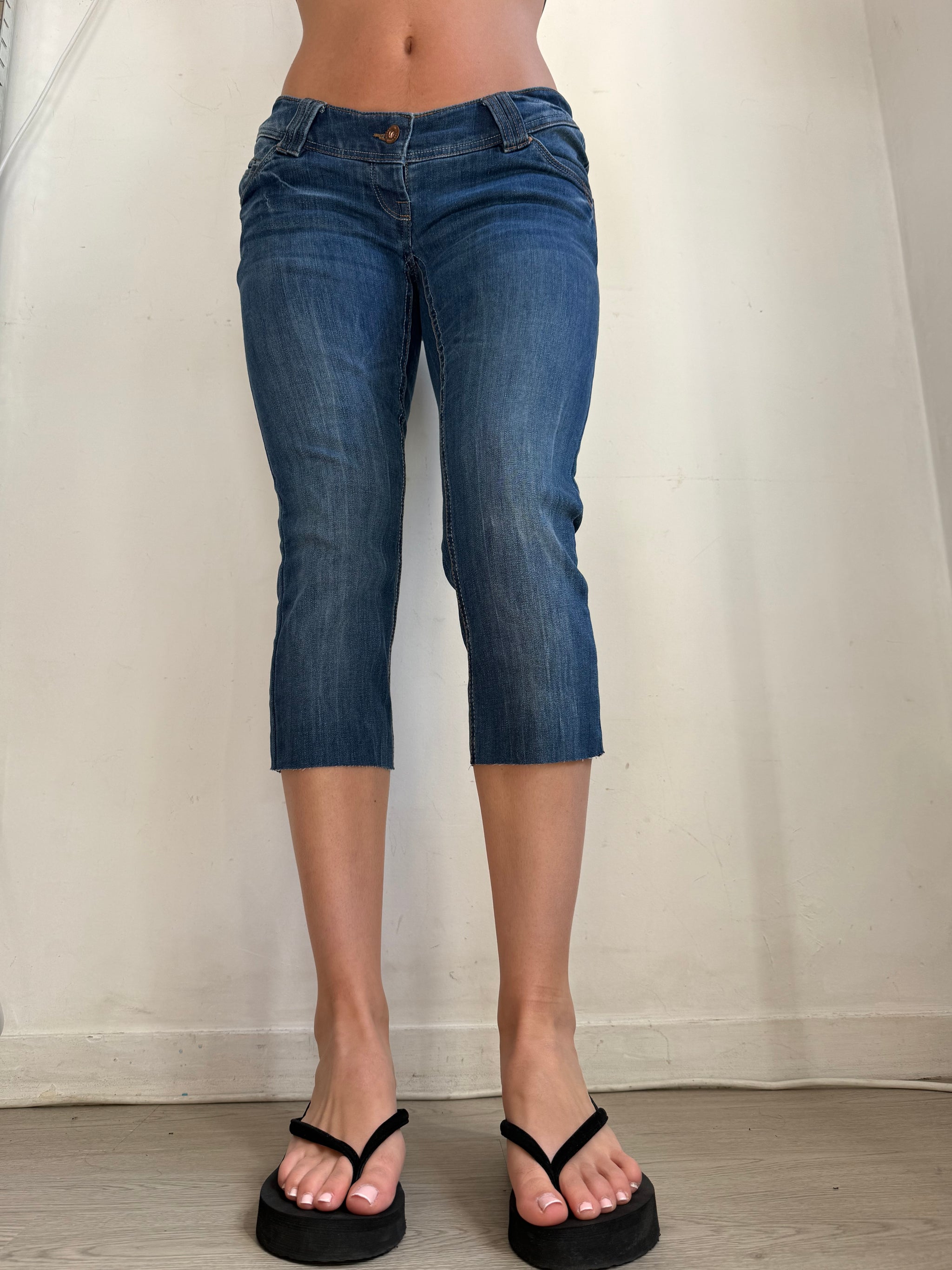 Blue denim low rise capri pants (S/M)