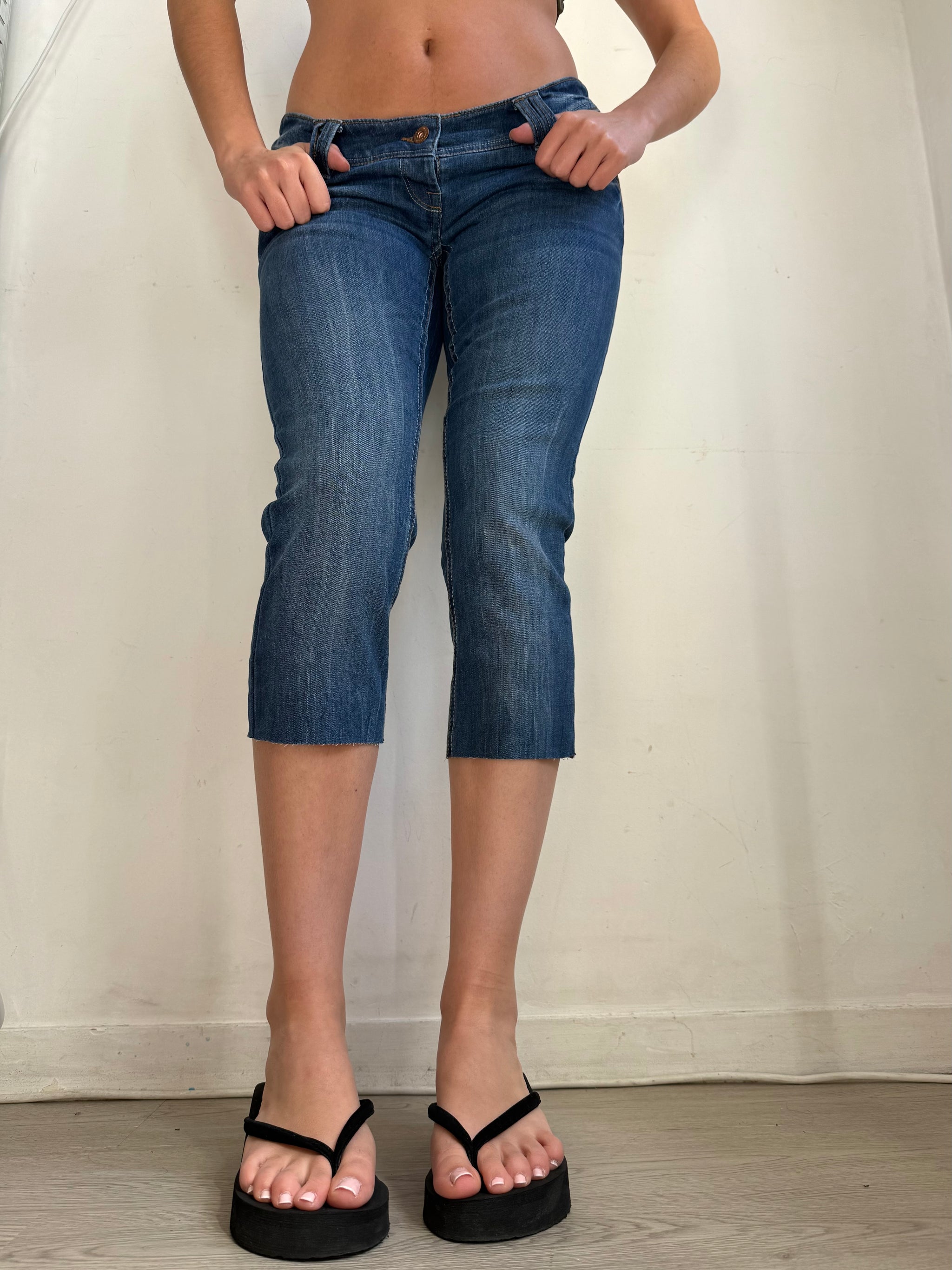 Blue denim low rise capri pants (S/M)