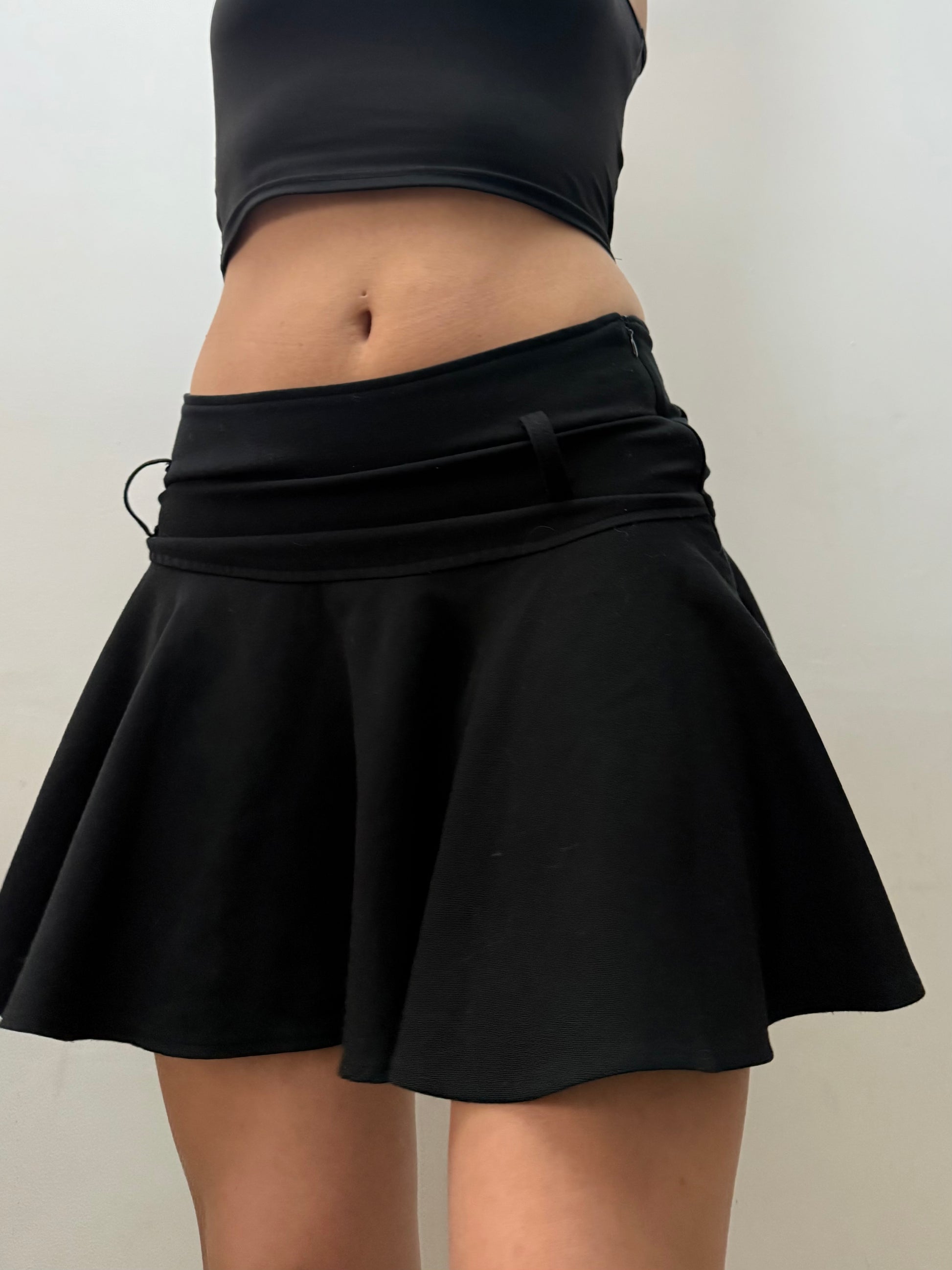 Black low rise mini pleated skirt (S)