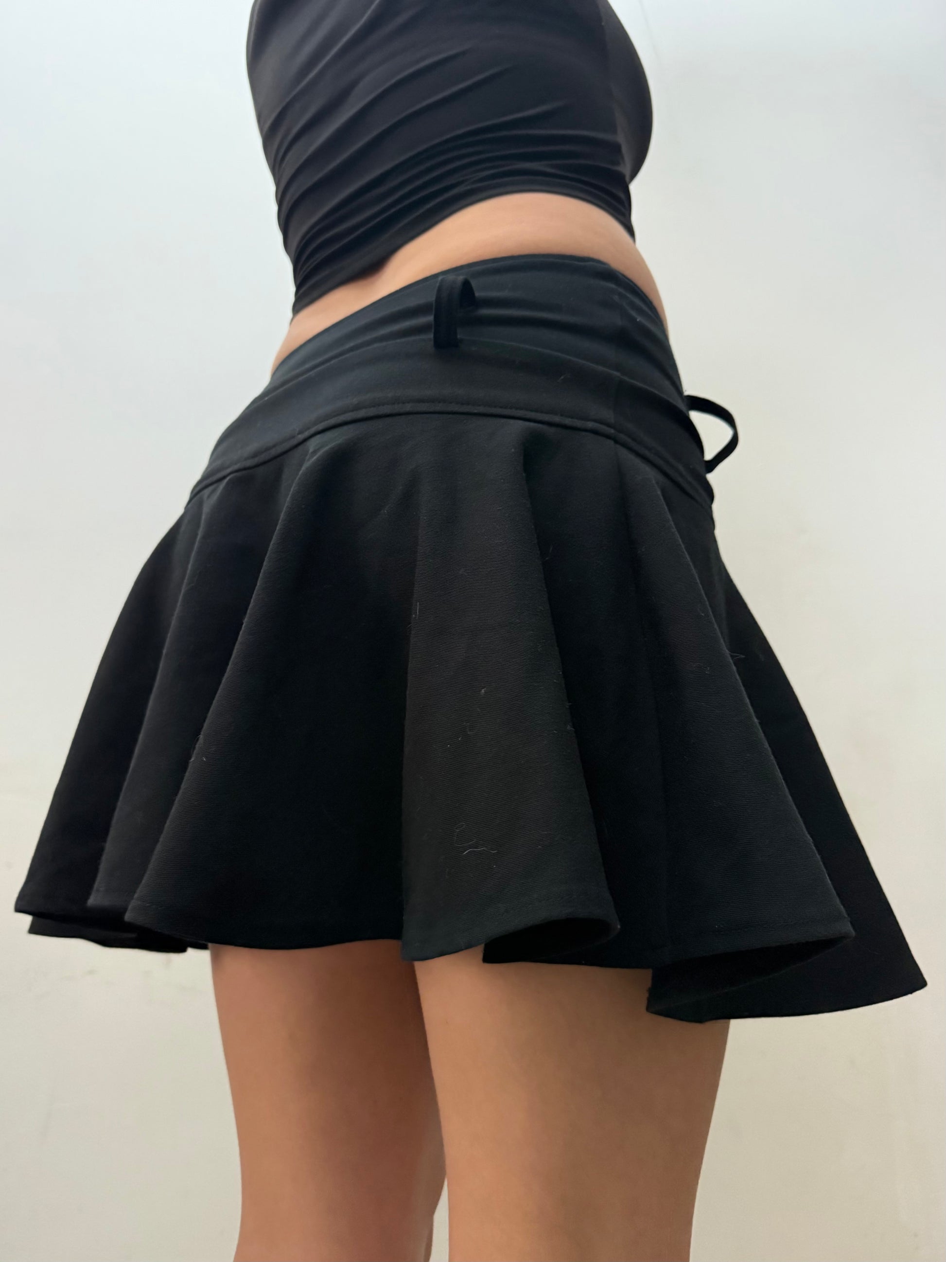 Black low rise mini pleated skirt (S)