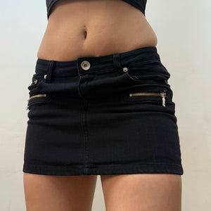 Black low rise mini skirt (XS)