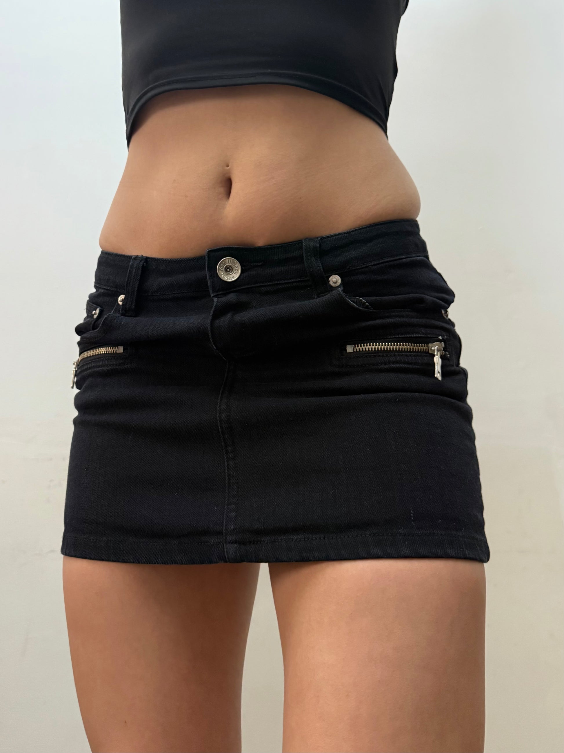 Black low rise mini skirt (XS)