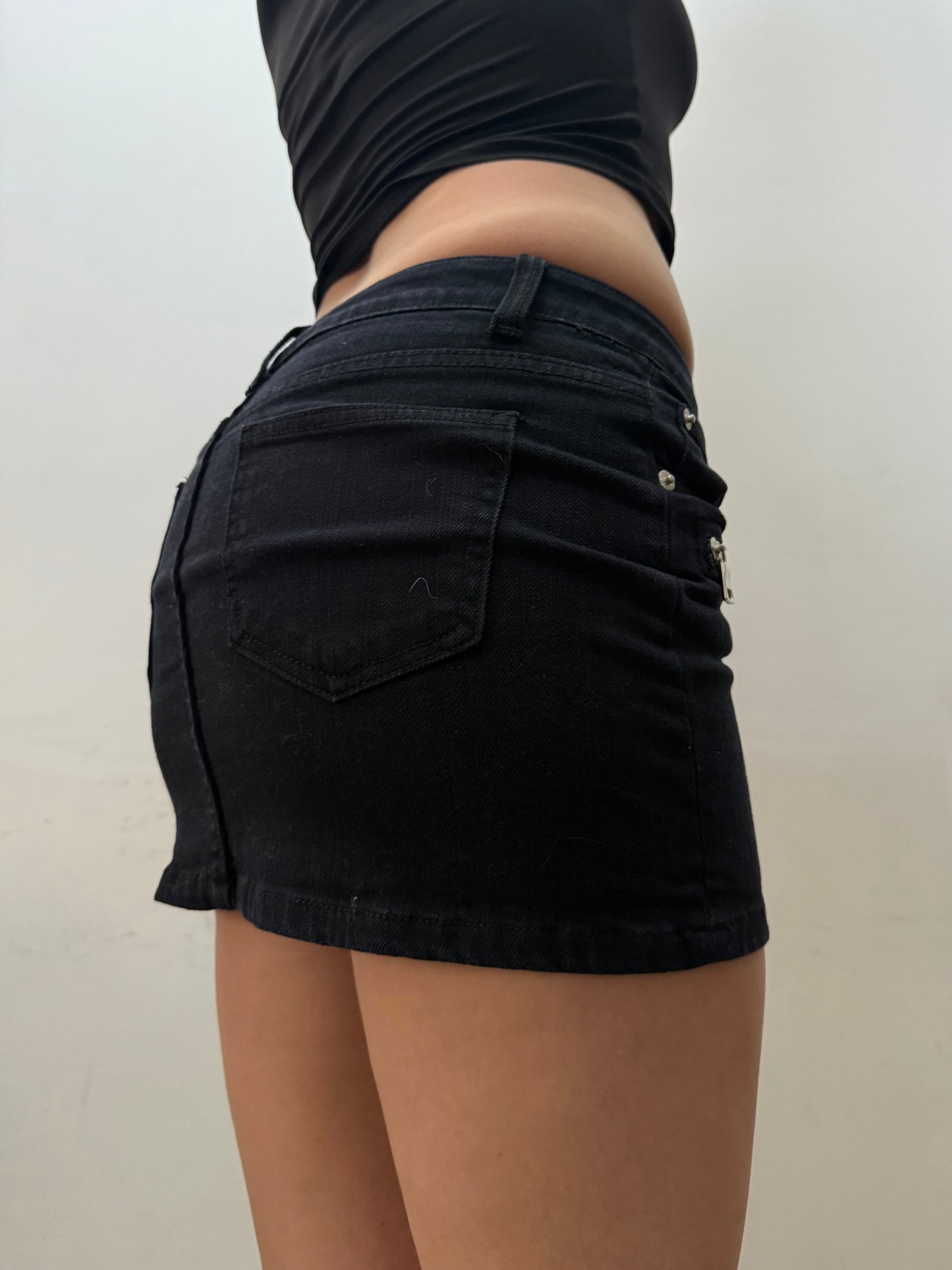 Black low rise mini skirt (XS)