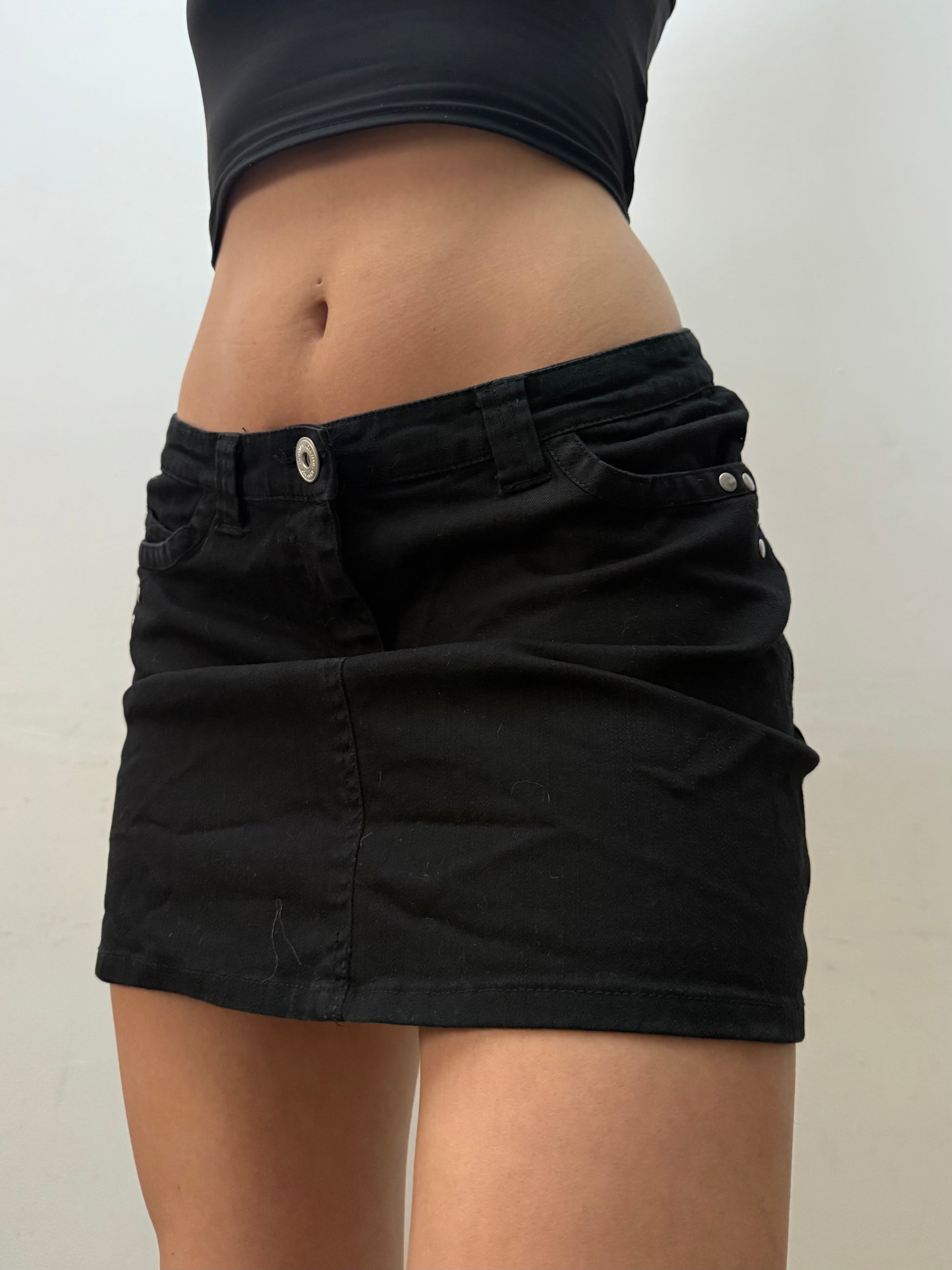 Black denim low rise mini skirt (M)