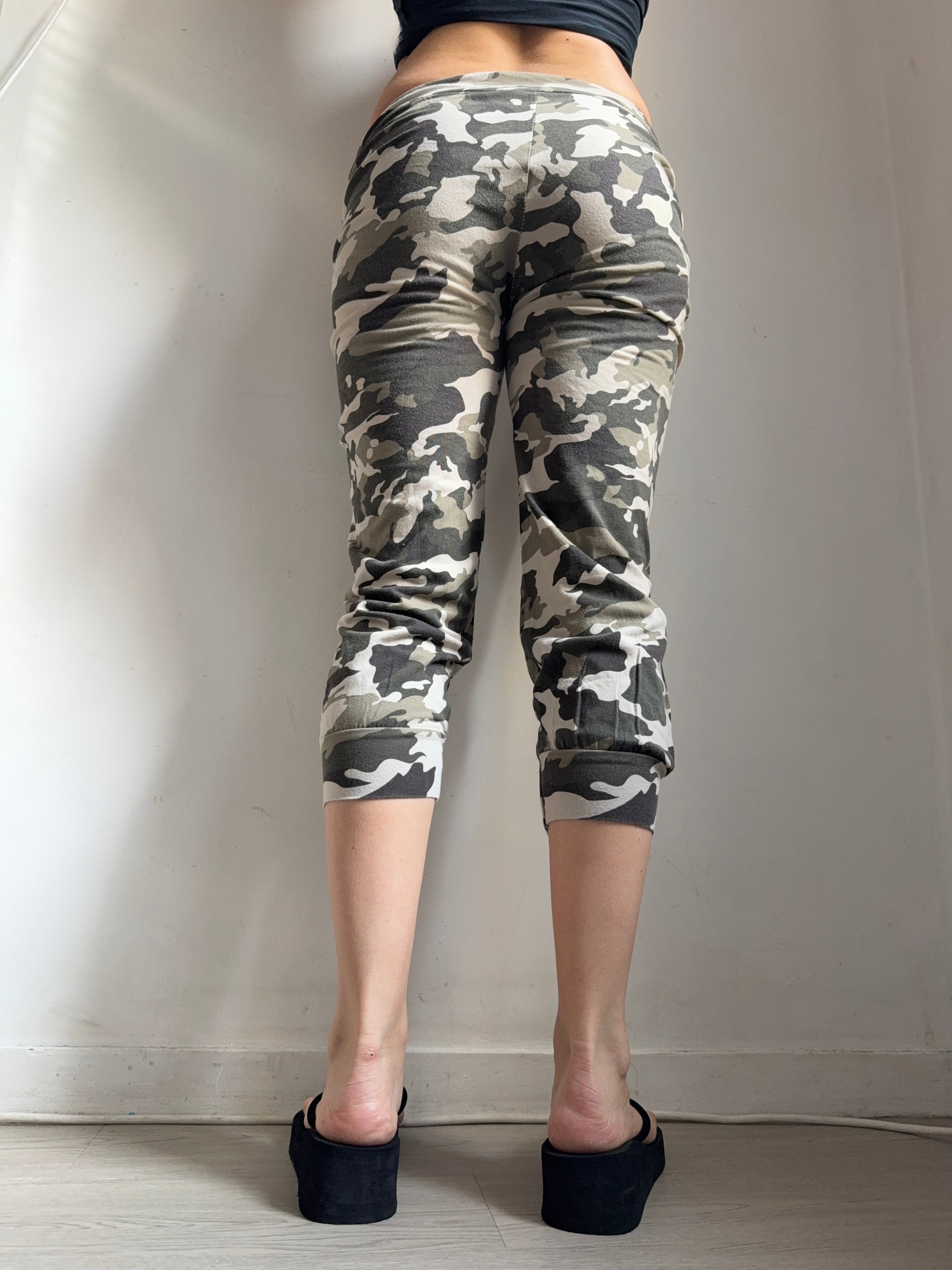 Khaki camo activewear capri pants (L)
