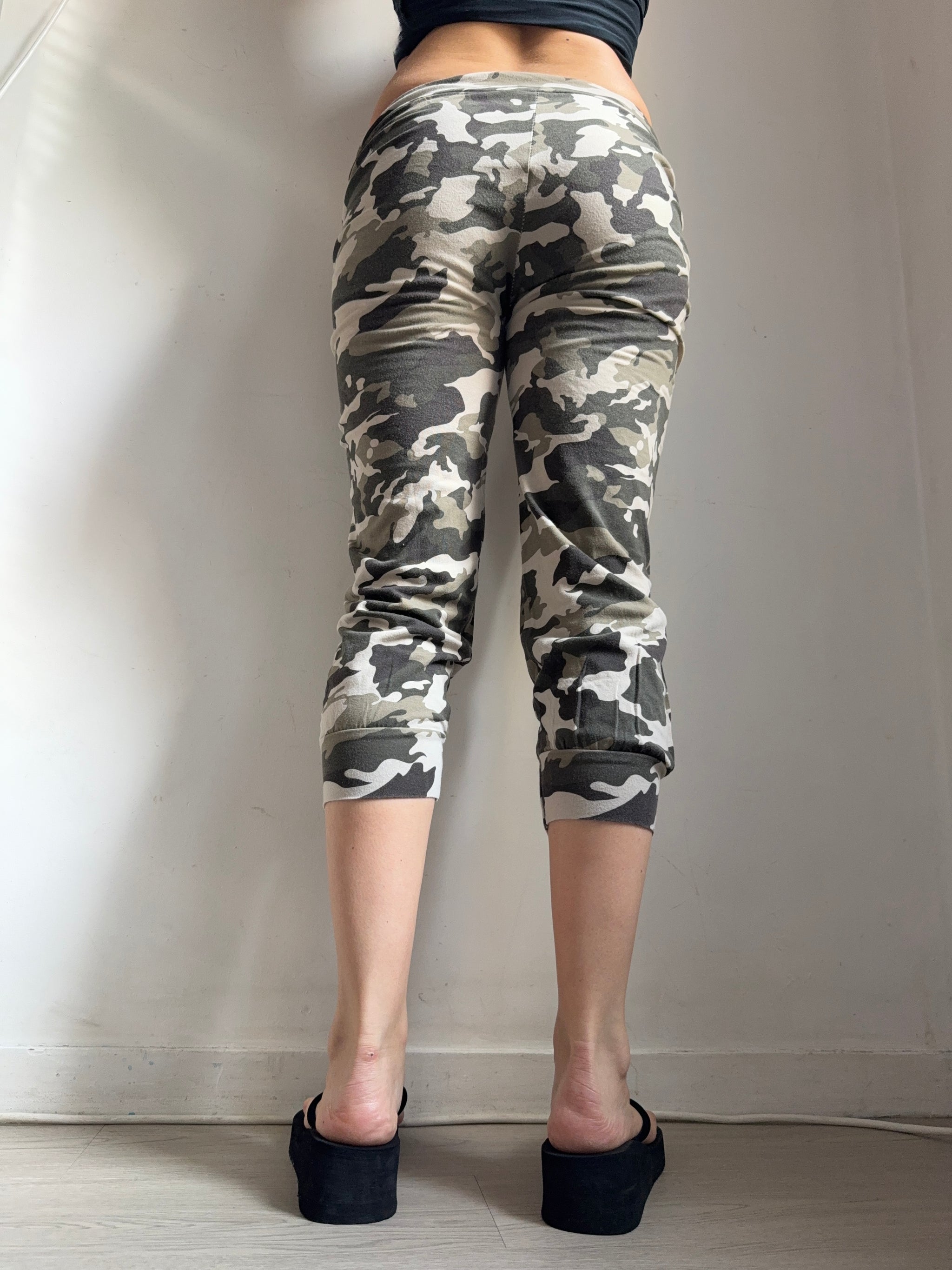 Khaki camo activewear capri pants (L)