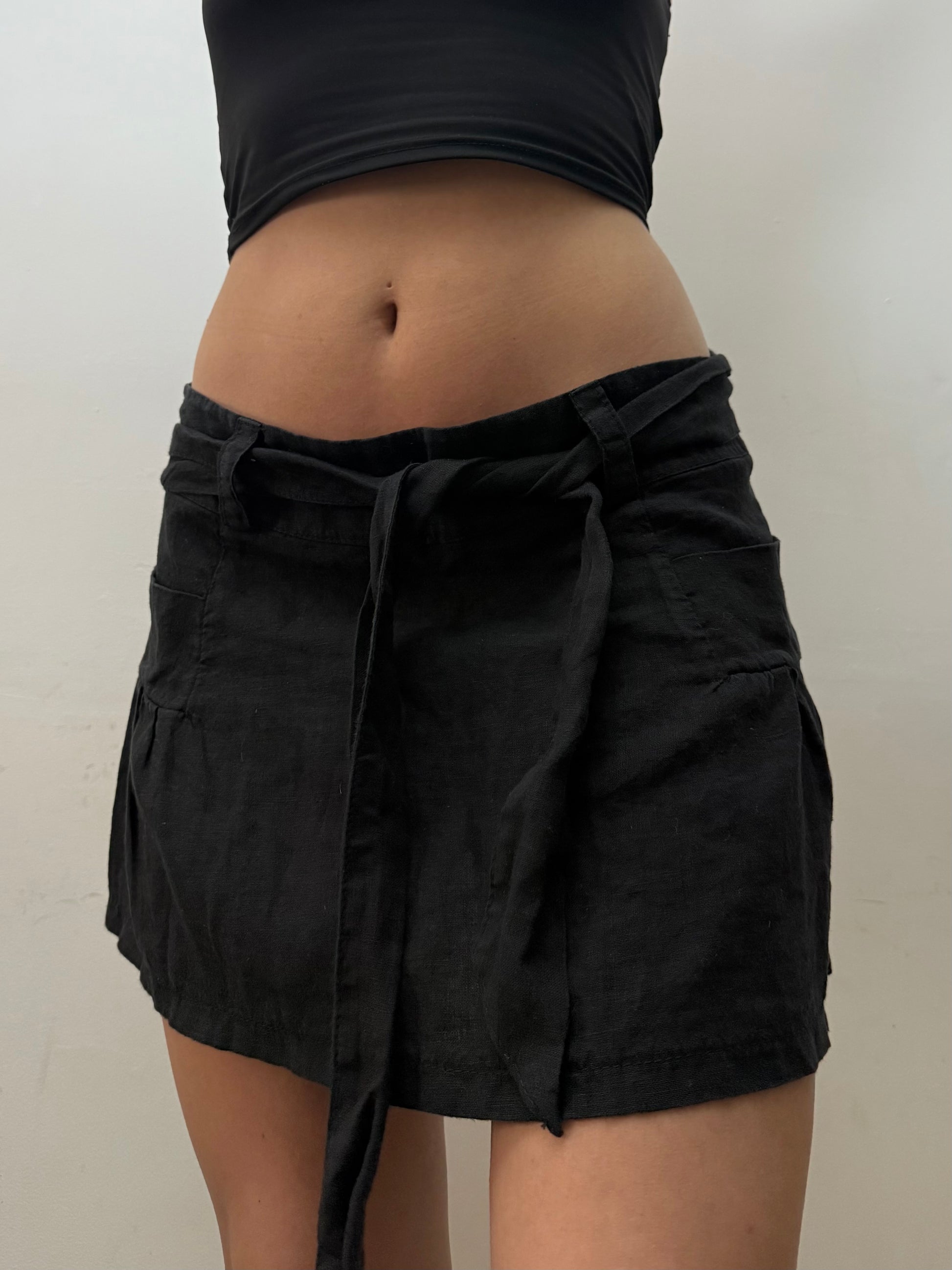 Black 100% linen low rise pleated mini skirt (M)