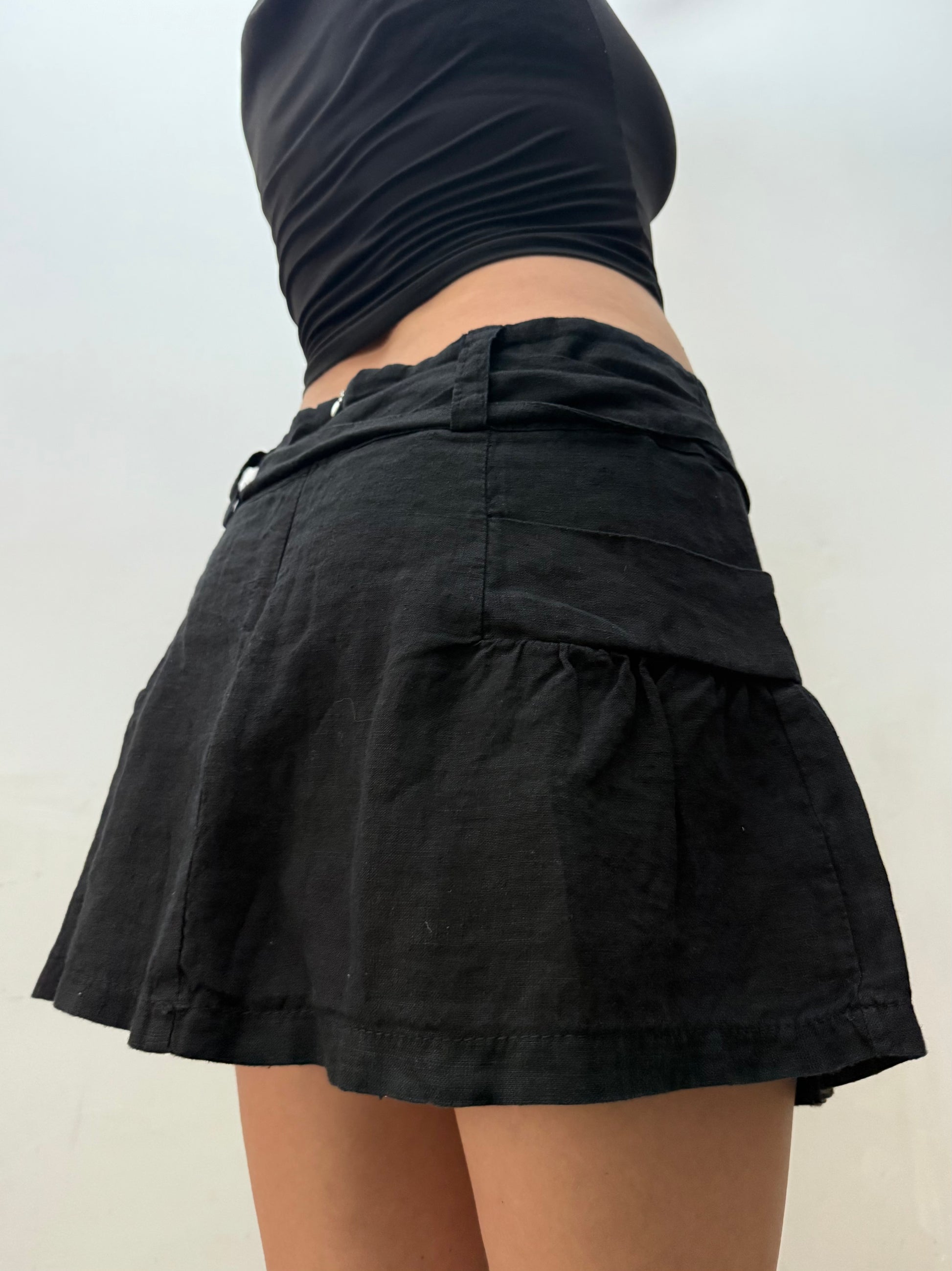 Black 100% linen low rise pleated mini skirt (M)