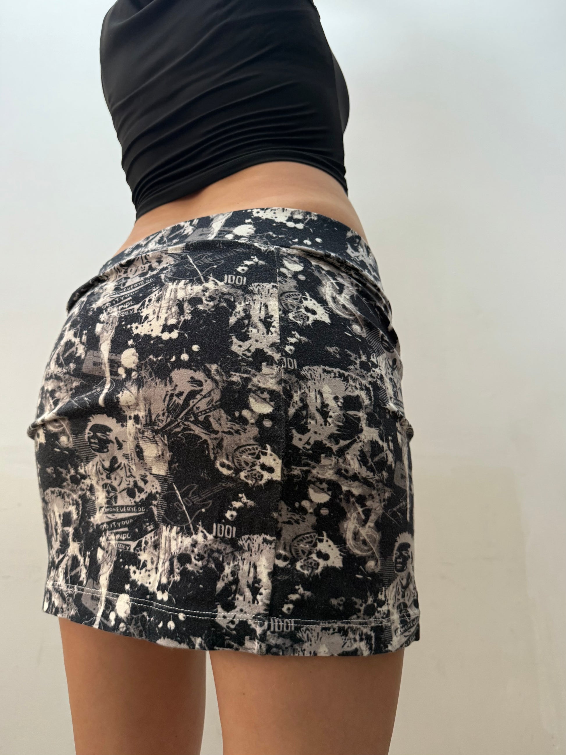 Black graphic stretchy mini skirt (M)