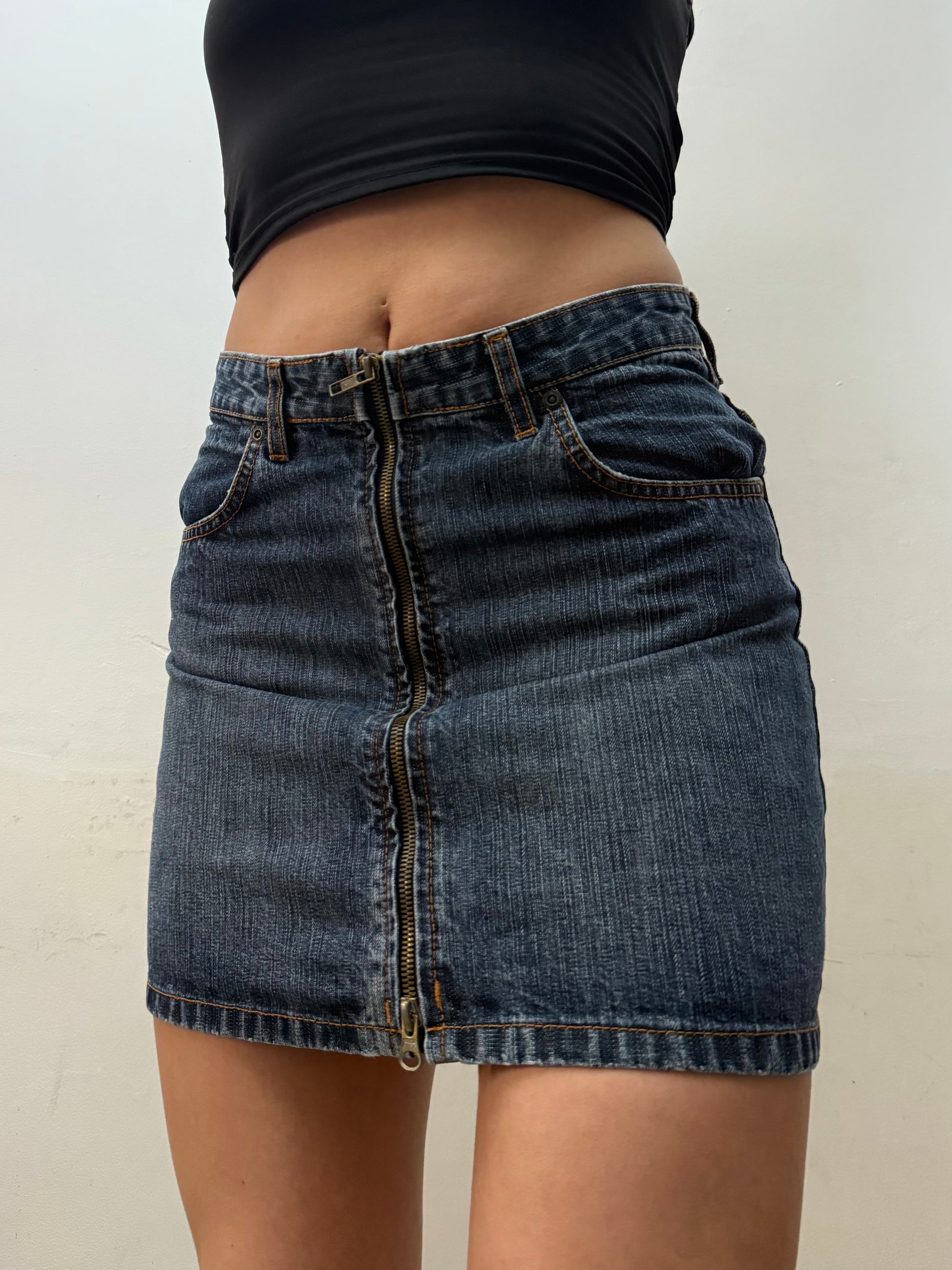 Blue mid rise zip up denim mini skirt (M)