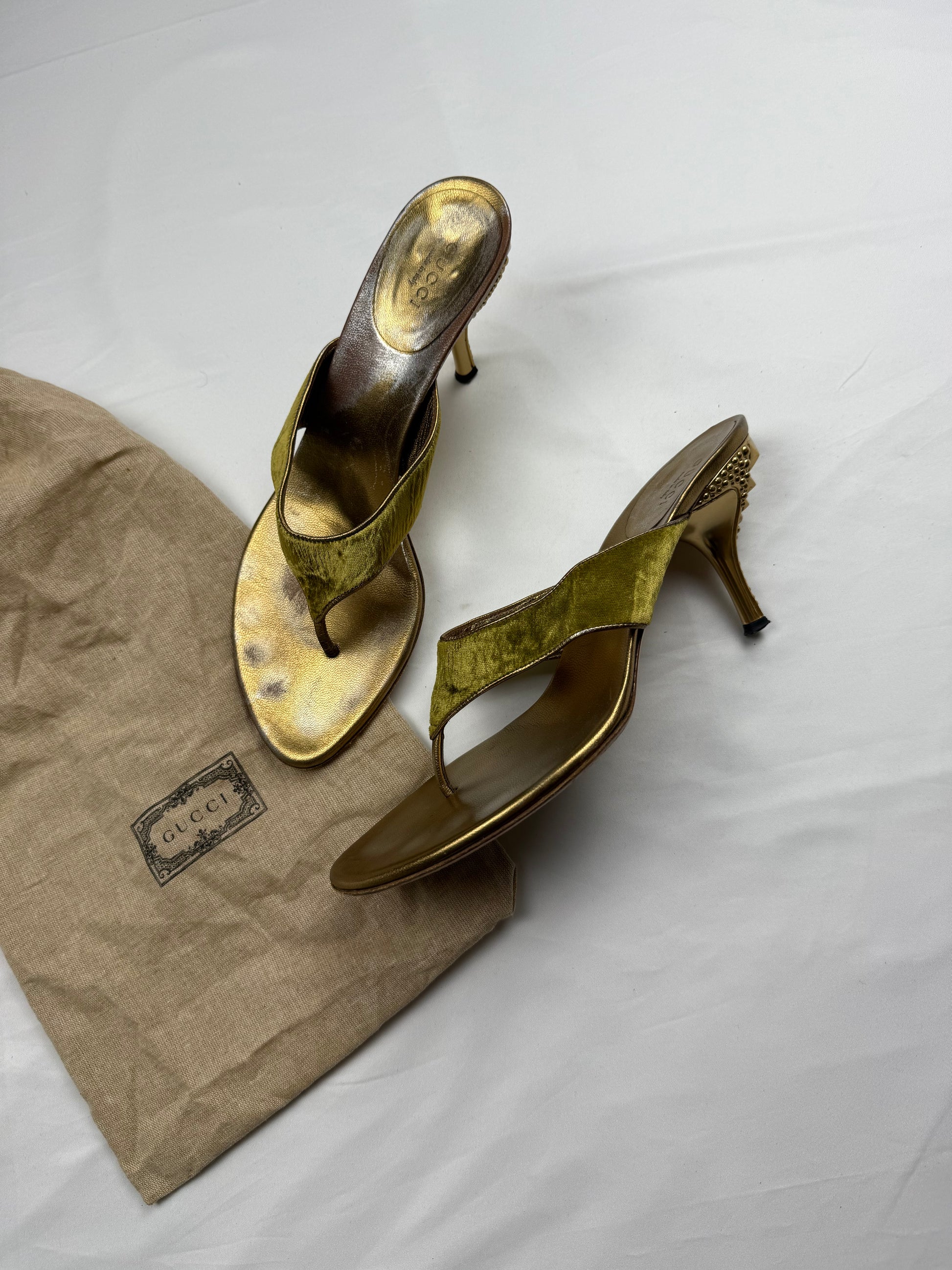 Gold & khaki fur thong kitten heels mules (40)