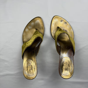 Gold & khaki fur thong kitten heels mules (40)