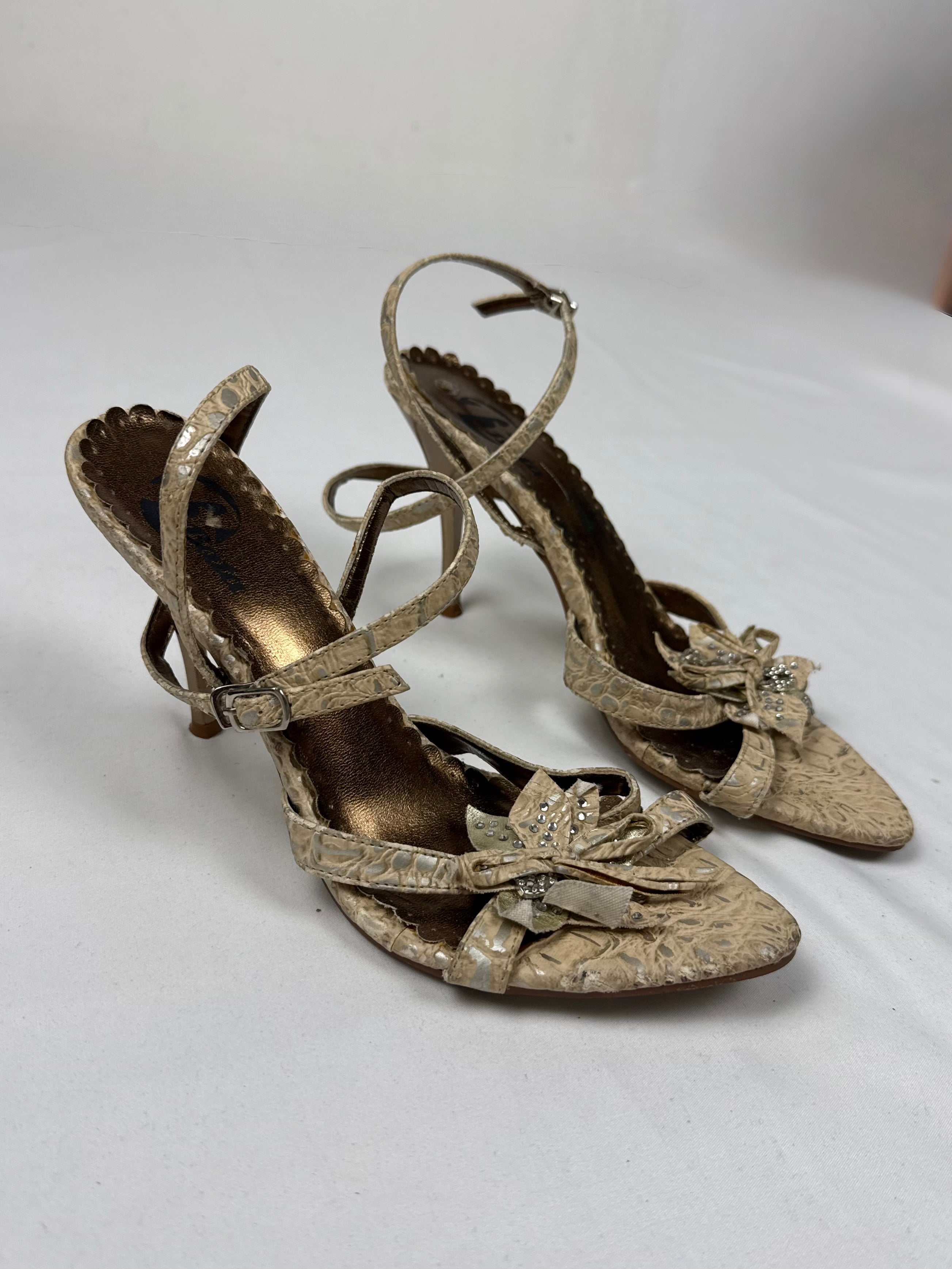 Beige flower appliquée heels (40)